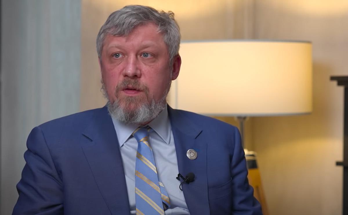 Экс-посла Украины, призывавшего убивать русских, заочно приговорили в РФ к шести годам. Приговор в отношении Петра Врублевского вынес Басманный районный суд Москвы. «Суд вынес приговор в отношении Врублевского и назначил ему шесть лет колонии общего режима заочно», — сообщил журналистам его адвокат Дмитрий Кирсанов. В ходе прений сторон прокурор просил такое же наказание. Врублевского уволили с должности украинского посла в Казахстане в 2022 году, когда представитель МИД РФ Мария Захарова опубликовала фрагмент его интервью. В нем посол заявил о стремлении Украины «убить как можно больше русских». Москва раскритиковала эти слова, а МИД Казахстана назвал их неприемлемыми. Сам Врублевский извинился и попытался оправдаться тем, что высказался так «на фоне напряженного эмоционального состояния».