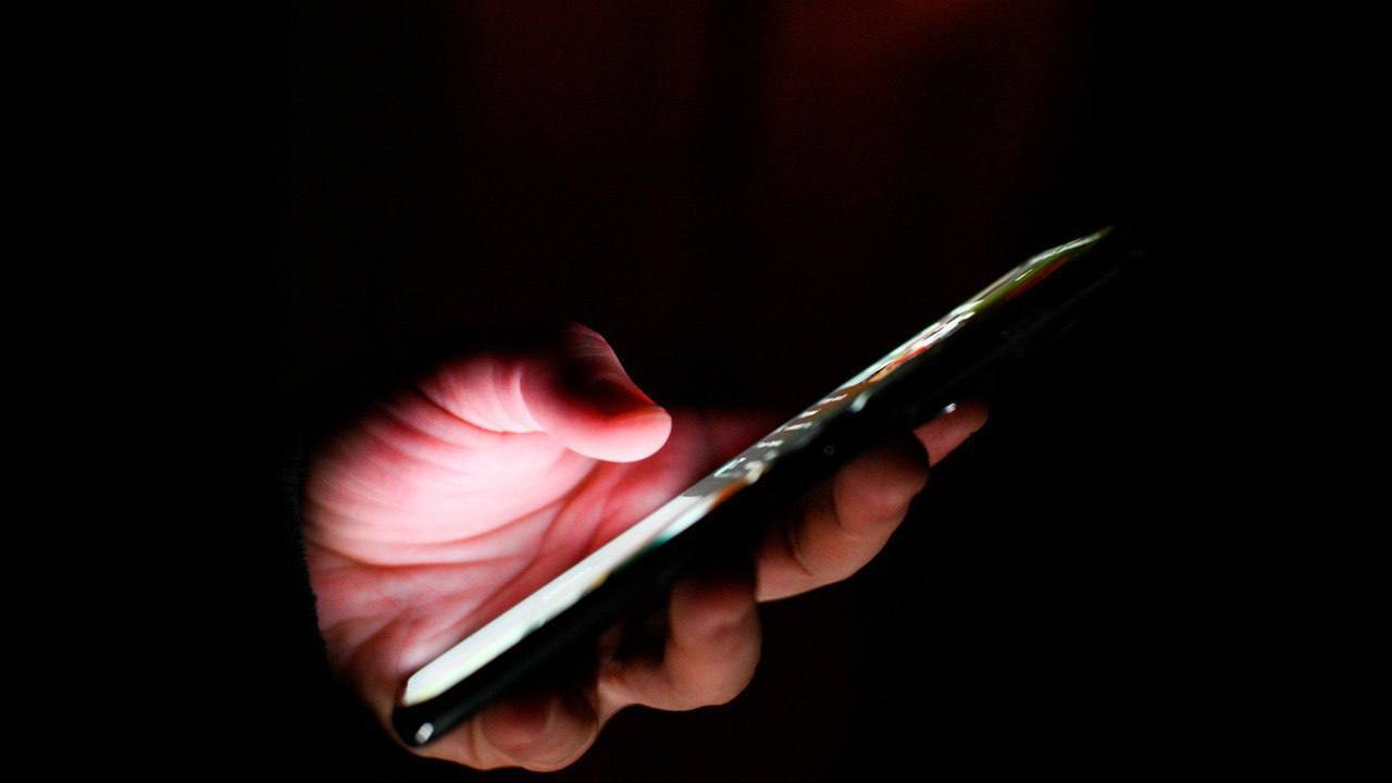 Аферисты обманули жителя Калининграда на 5 млн рублей под предлогом замены домофона По данным пресс-службы областного УМВД, жертвой мошенников стал 64-летний мужчина. Ему позвонил неизвестный по телефону и уговорил поменять трубку домофона, для этого злоумышленник выманил у пенсионера код из СМС. Затем гражданина "обработал" подставной полицейский и уговорил перевести все имеющиеся средства на якобы безопасный счет. Директор центра противодействия мошенничеству компании "Информзащита" Павел Коваленко в эфире программы "Разное время": "Есть основные правила, которые всегда нам предоставляют как банки, так и наши внутренние органы. Первое – это не сообщать никакие коды из СМС или данные банковских карт. Даже если звонят банк, полиция, ФСБ или какие-то жилищные компании, надо помнить, что это секретная внутренняя информация, никто не имеет права ее спрашивать. Второе – это отключать эмоции и всегда все проверять. То есть нужно положить трубку и самим перезвонить по официальным номерам. Надо всегда помнить, что настоящие сотрудники никогда не обидятся на такую дополнительную проверку. Они сейчас понимают, что всегда кто-то перезвонит. И никогда не переводите деньги на эти самые безопасные счета. Надо всегда помнить, что это миф, который придумали мошенники". Слушать на платформе "СМОТРИМ" -канал и скачивайте официальное приложение Радио России!