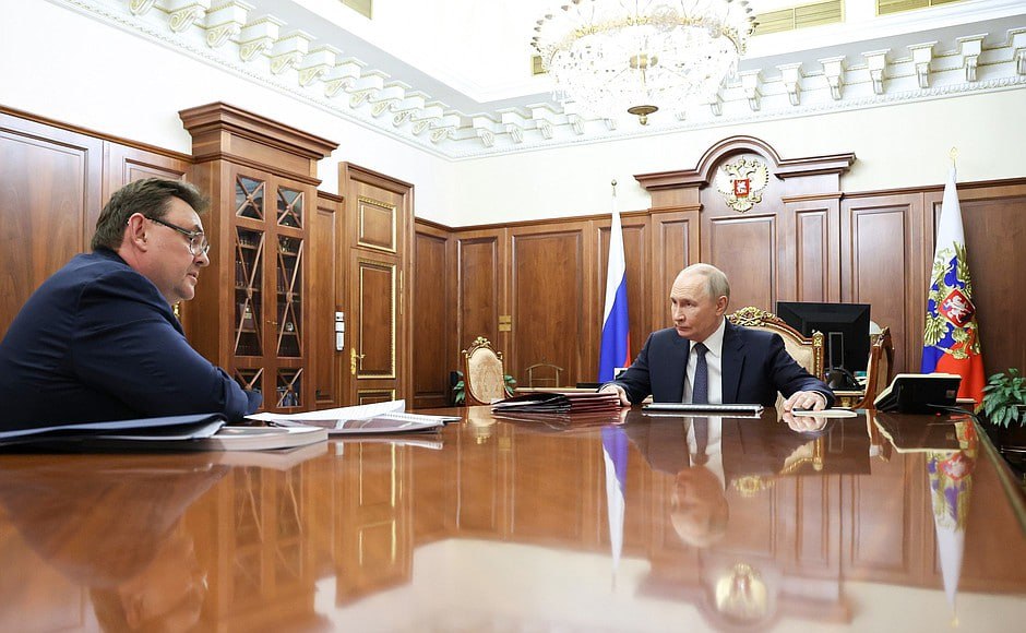 Владимир Путин провел рабочую встречу с министром юстиции Константином Чуйченко. Тот рассказал об итогах прошедшего в Петербурге Международного юридического форума. Затрагивались и другие вопросы. На Форуме было 23 министра юстиции разных стран, 17 верховных судей, 6 генпрокуроров. То есть уровень представительства был весьма серьезным. В Форуме принял участие и президент Интерпола, который был спикером в пленарном заседании. Чуйченко рассказал президенту о состоянии российской адвокатуры. На сегодня региональные адвокатские палаты действуют во всех субъектах, включая ДНР, ЛНР, Запорожскую и Херсонскую области. Адвокаты не просто защищают профессионально интересы наших граждан, но и активно участвуют в СВО. Около 300 адвокатов приняли участие в боевых действиях, как по мобилизации, так и добровольно. Сейчас в стране работают около 75 тысяч адвокатов, глава Минюста предложил увеличить их количество до 100 тысяч. Президент поддержал эту идею. Граждане России должны быть защищены.