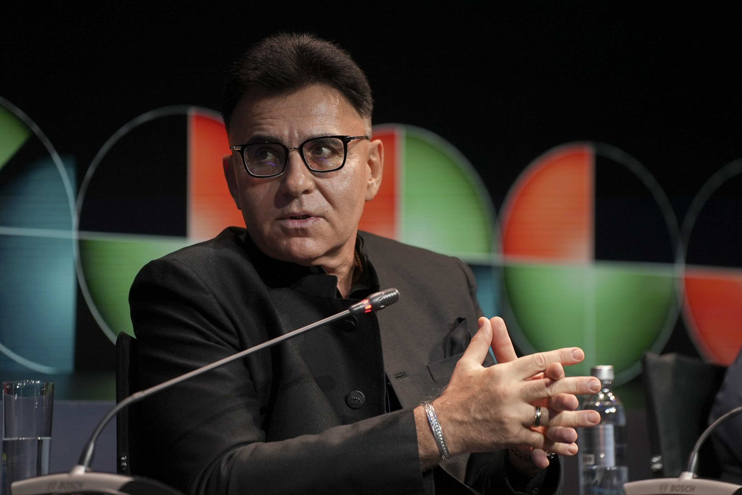 Попытки заменить людей алгоритмом приводят только к гибели креатива сказал генеральный директор Газпром Медиа Холдинга Александр Жаров в интервью Коммерсанту Он подчеркнул что искусственный интеллект должен помогать авторам а не подменять их идеи и чувства Сегодня ИИ в медиапроцессе берёт на себя рутину Он помогает модерировать комментарии вычитывать сценарии и создавать прототипы героев ускоряя то на что раньше уходили дни В студии Ярко уже тестируют системы которые формируют образы персонажей за полтора часа вместо нескольких суток Холдинг также разрабатывает собственного ИИ ассистента для авторов Rutube который сможет подсказывать тему хронометраж и даже цвет одежды героя Но смысл и эмоции всё ещё остаются в зоне ответственности человека Без этого любые технологии теряют душу а истории перестают быть живыми