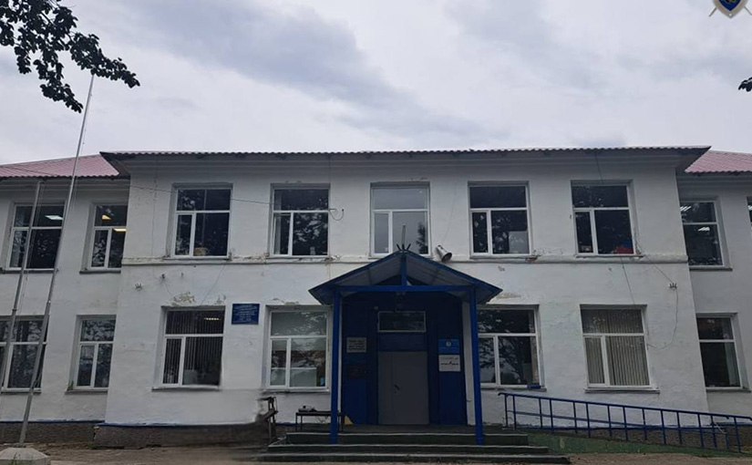 На Камчатке работник погиб упав с крыши школы Кровельщика доставили в больницу но спасти мужчину не удалось Следователи СКР и прокуратура выясняют причину и обстоятельства смертельного падения работника с крыши школы в селе Соболево Подробности по ссылке kamtime ru article 42a27fea bdb6 4db3 a32a 8b90b34f7f0d