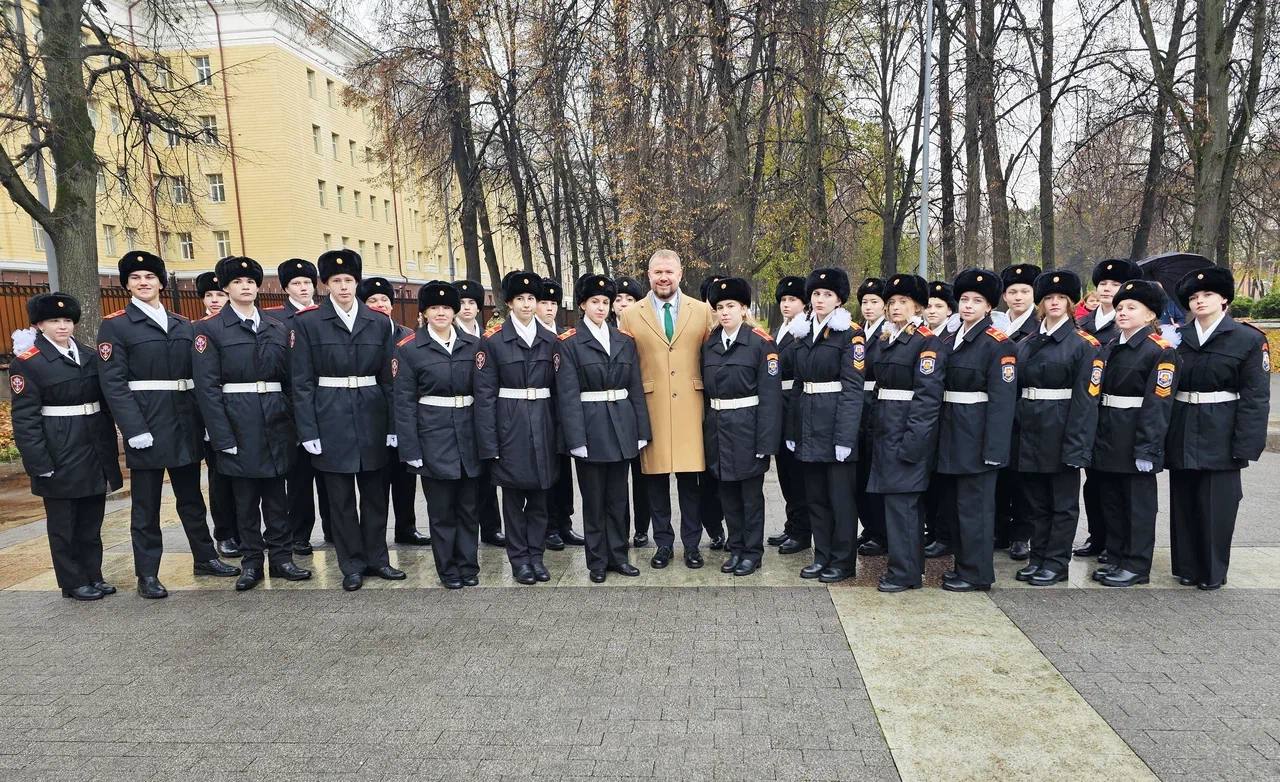 Учащиеся Школы 338 приняли клятву кадетов Церемония состоялась в Центральной войсковой комендатуре по обеспечению деятельности Росгвардии в Краснокурсантском сквере при участии роты Почетного караула Росгвардии В ней приняли участие 59 учеников школы 338 имени Героя Советского Союза А Ф Авдеева Участники праздника получили удостоверения и звания а после прошли торжественным маршем по скверу В нашей школе шесть кадетских классов и с каждым годом число ребят искренне желающих посвятить себя служению стране становится все больше Торжественное посвящение это знаменательный день который навсегда останется в памяти кадет это важный шаг в жизни школьников который они осознанно и с радостью принимают поделился директор школы 338 депутат района Коммунарка Дмитрий Плужников ℹ После получения среднего образования многие выпускники кадетских классов выбирают военные вузы Учащиеся девятых классов преимущественно поступают в Колледж полиции и Технический пожарно спасательный колледж имени Героя Российской Федерации В М Максимчука