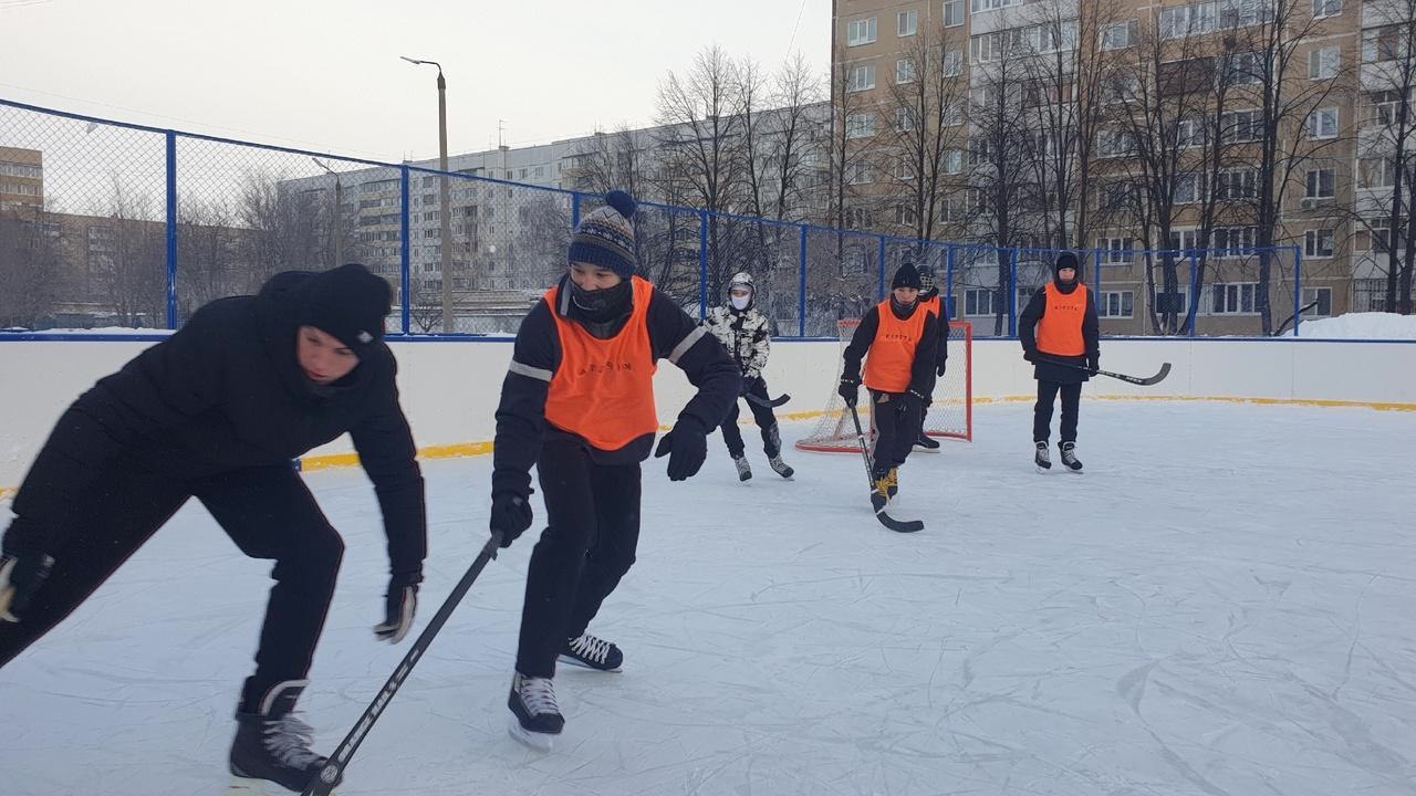 Во дворах Ульяновска начали заливать хоккейные корты   Готовы объекты на улицах Промышленной, 22 и Рябикова, 24. Всего заработают 52 корта   - Традиционно зимой ребята с удовольствием выходят поиграть в хоккей, покататься на коньках. Важно, что всё это можно сделать рядом с домом. Ледовые площадки будут функционировать как во дворах, так и на площадях, в парках, скверах, около школ и учреждений спорта, - сказал глава города Александр Болдакин   На эспланаде зальют круговой каток. Также готовят 28 хоккейных кортов у школ, катки на стадионах «Волга», «Старт», «Орион», «Фаворит» и «Симбирск»   Возможность покататься на коньках у ульяновцев будет в парках Победы, «Прибрежный» и 40-летия ВЛКСМ  Подробнее об адресном перечне ледовых площадок в городе