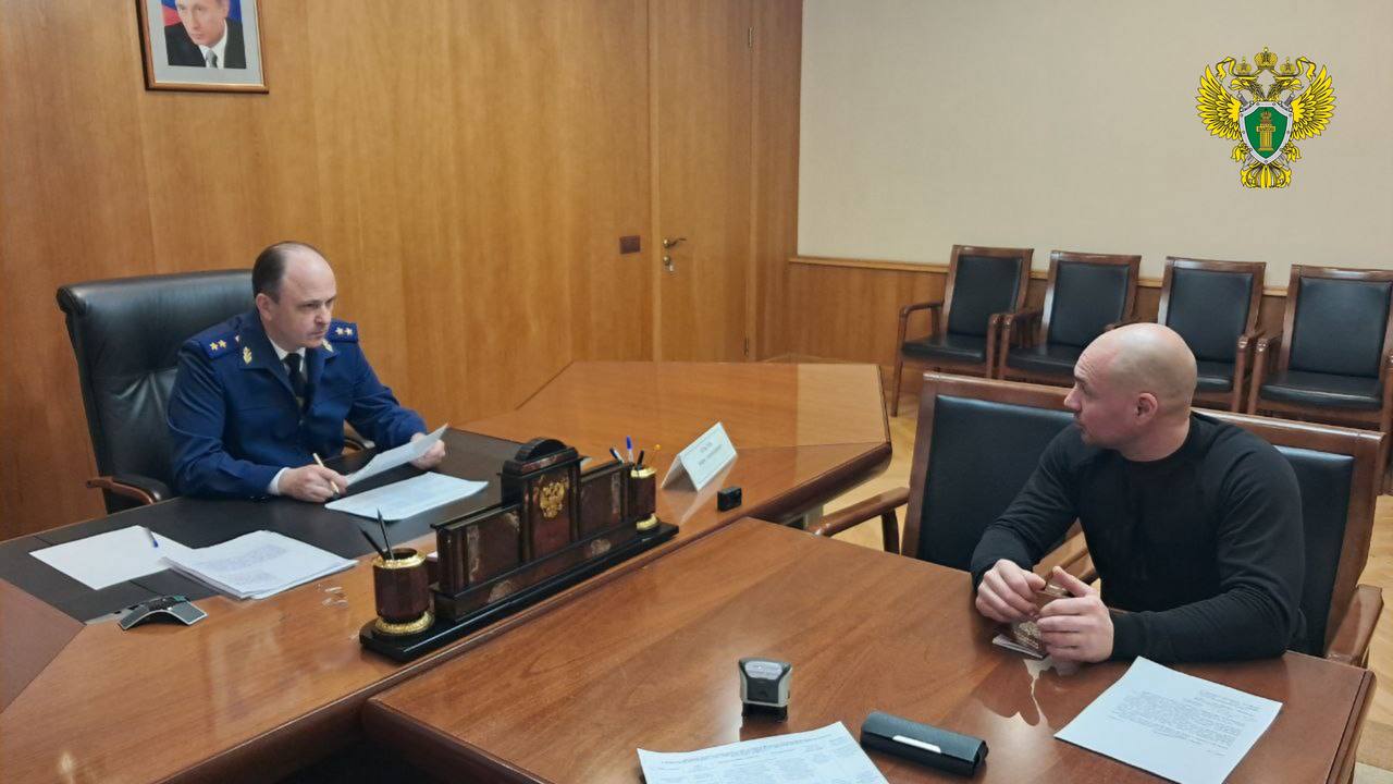 Сегодня 25 ноября 2025 года прокурор Свердловской области Борис Крылов провел личный прием граждан в приемной Президента Российской Федерации в Уральском федеральном округе На личный прием к прокурору области обратились 7 человек  Жительница Сысертского муниципального округа просила принять меры по факту несанкционированного сброса жидких бытовых отходов и бездействия контролирующих и ведомственных органов  Инвалид из г Каменска Уральского через представителя обратился с целью получения надлежащей медицинской помощи оказания услуг по содержанию и уходу а также прохождения медико социальной экспертизы  Заявитель из Орджоникидзевского района г Екатеринбурга просил принять меры в связи с затоплением подвала многоквартирного дома а также проверить обоснованность начисления платы за оказываемые жилищно коммунальные услуги  Мать несовершеннолетнего ребенка сообщила онападении собаки на ее дочь  Житель Кировского района г Екатеринбурга просил принять меры к возмещению ущерба причиненного установленным виновником ДТП в том числе посодействовать в истребовании документов из медицинского учреждения  Самозанятый из Верх Исетского района г Екатеринбурга оставил жалобу по факту отдаленности контейнерной площадки от жилого дома что создает дополнительные неудобства лицам престарелого возраста  Находящаяся в отпуске по уходу за ребенком заявитель из Чкаловского района г Екатеринбурга просила принять меры по факту снятия с автомобиля ограничений наложенных судебными приставами исполнителями  По всем поступившим с личного приема жалобам и обращениям прокурором области Борисом Крыловым даны конкретные поручения и организованны проверочные мероприятия ход и результаты которых взяты на контроль аппаратом прокуратуры области При наличии оснований будут приняты меры прокурорского реагирования направленные на устранение нарушений прав граждан привлечение лиц их допустивших к установленной законом ответственности