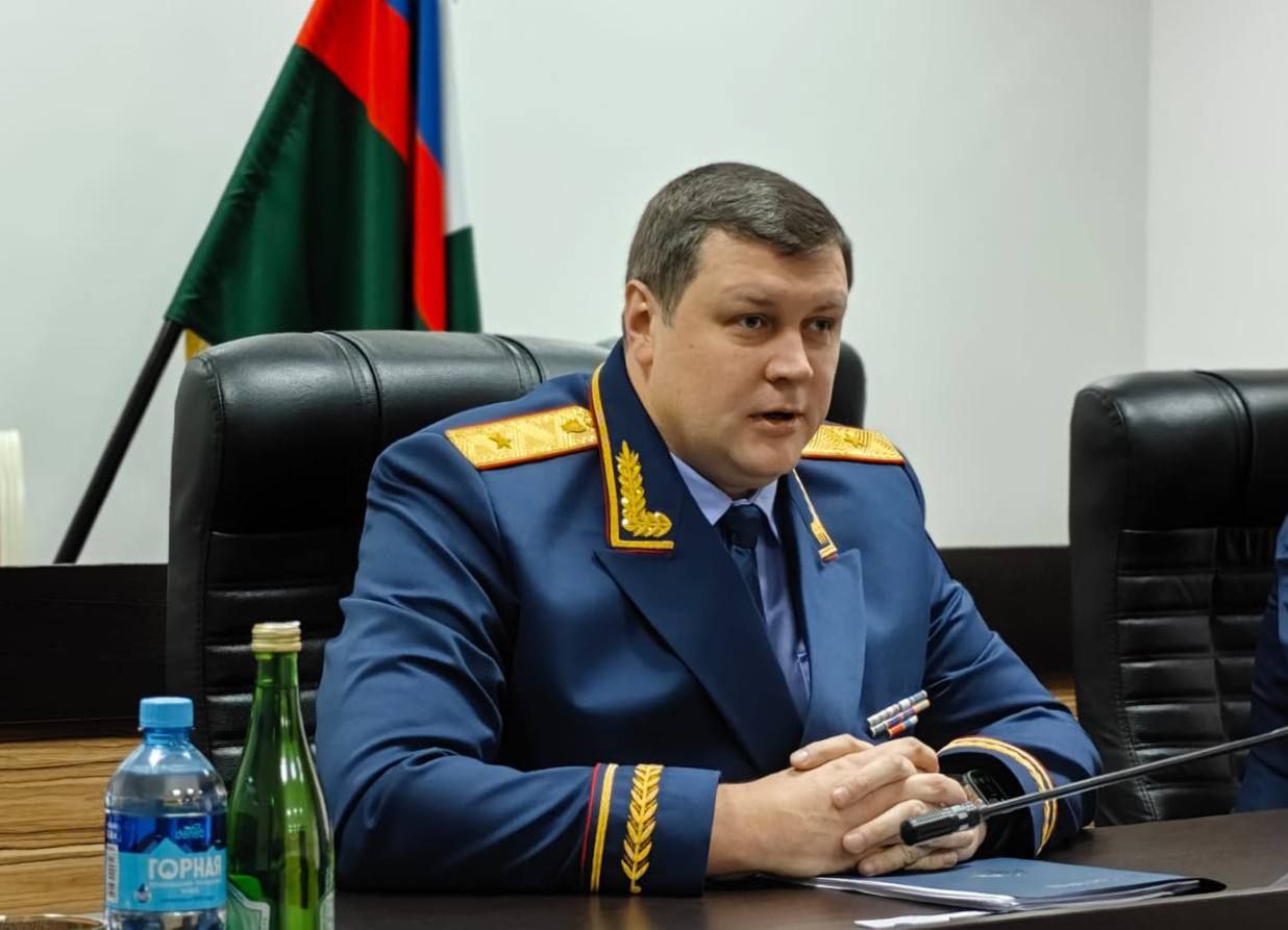 Генерал-майор юстиции Дмитрий Беляев, руководивший следственным управлением СК по Дагестану с 2022 года, назначен главой Главного следственного управления Следственного комитета РФ по Москве.  Об этом в своём телеграм-канале сообщил глава Дагестана Сергей Меликов.  Меликов высоко оценил работу Беляева, отметив его оперативность, честность и строгое следование закону.  «Я лично нашел в нём надёжную поддержку в решении важнейших для дагестанцев проблем. Под его руководством приоритетными направлениями оставались расследование коррупционных и должностных преступлений, преступлений террористической и экстремистской направленности, а также убийств и других тяжких и особо тяжких деяний. Благодаря слаженной работе удалось раскрыть ряд резонансных преступлений, направить в суд уголовные дела в отношении глав муниципалитетов и чиновников, виновных в хищении бюджетных средств.  Только в этом году завершено расследование 859 уголовных дел, что на 3,2% больше, чем в прошлом. Несмотря на попытки иностранных сил дестабилизировать обстановку в стране и особенно в Дагестане, следственное управление под руководством Дмитрия Владимировича уверенно противостояло этим вызовам, обеспечивая защиту прав граждан и безопасность региона.  За большой вклад в укрепление законности и справедливости в республике Дмитрий Владимирович представлен к высокой государственной награде Дагестана. Уверен, что его профессионализм и богатый опыт, полученный в том числе в условиях региона, позволят ему эффективно решать задачи по обеспечению правопорядка и на новой ответственной должности.  От всей души поздравляю Дмитрия Владимировича с назначением и желаю успехов в дальнейшей службе!» – написал Меликов.
