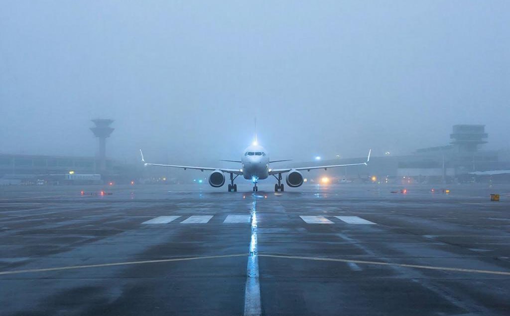 Из за сильного тумана в Махачкале три рейса направлены на запасные аэродромы Аэропорт Махачкалы работает в условиях сложных метеоусловий Густой туман вынудил авиакомпании перенаправить несколько рейсов на запасные аэродромы Как сообщили в аэропорту три самолета следовавших в столицу Дагестана не смогли совершить посадку Рейс FV6065 авиакомпании Россия Санкт Петербург Махачкала и рейс DP6923 авиакомпании Победа Москва Махачкала направлены во Владикавказ Самолет S72157 авиакомпании Сибирь Москва Махачкала проследовал на запасной аэродром в Минеральные Воды Информация о времени возобновления приема рейсов будет сообщена дополнительно по мере улучшения погодных условий