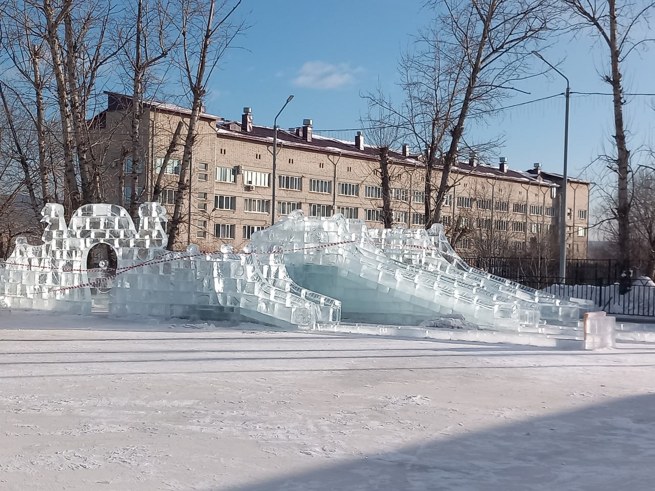 Ледовый городок строят в парке «Коллективный труд» на проспекте Советов  Городок возводится на месте летней танцплощадки, сейчас там идут последние отделочные работы. Мастера работают над отделкой ледяных фигур. До этого на входе в парк был возведен ледяной трон.  Как сообщили корреспонденту ZAB.RU в пресс-службе городской администрации, все работы ведёт город в рамках новогоднего оформления краевой столицы, окончание строительства городка запланировано на 27 декабря.  Получается красиво    ZAB.RU