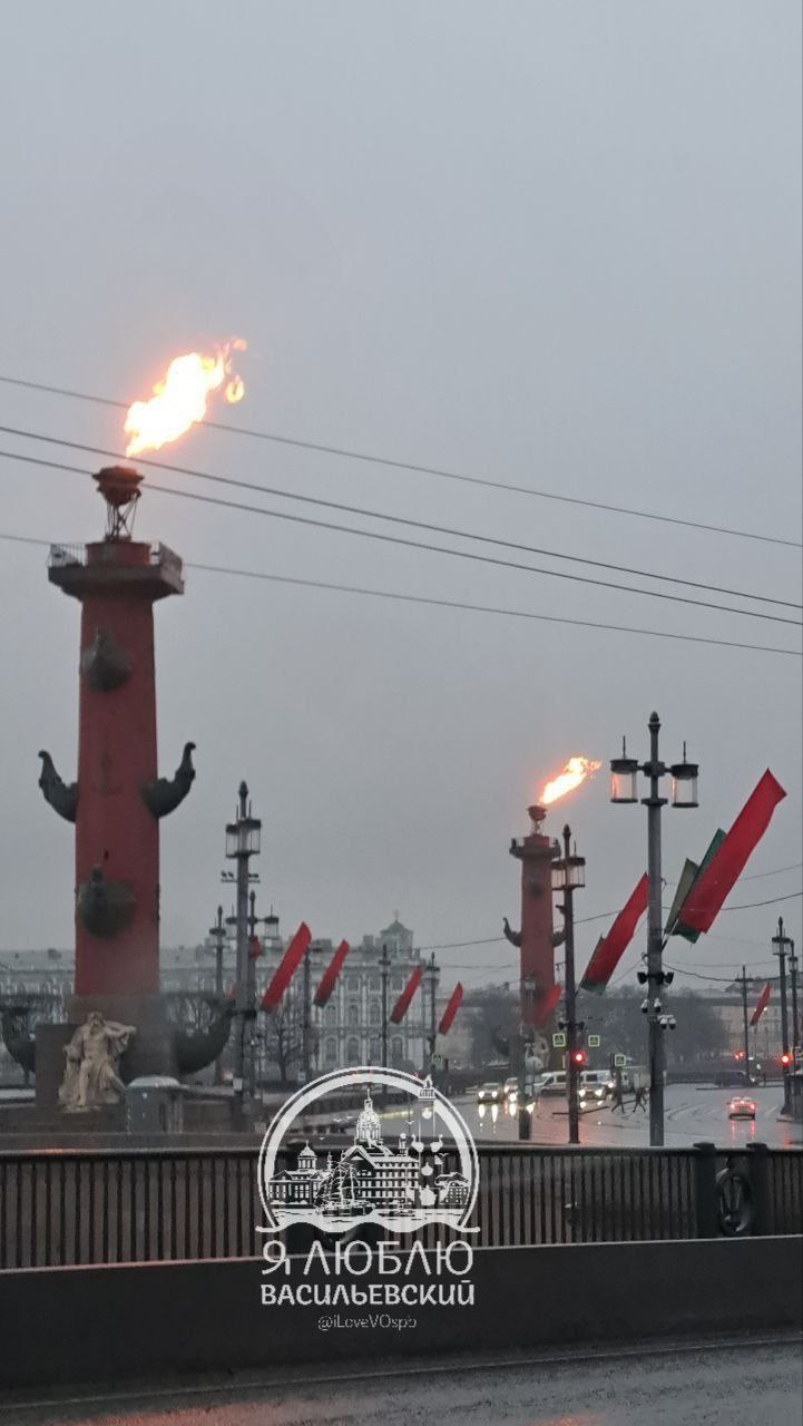 Факелы Ростральных колонн зажгли в честь Дня полного освобождения Ленинграда от фашистской блокады.  Вечная память.  Фото прислала Марта    "Я   Васильевский"