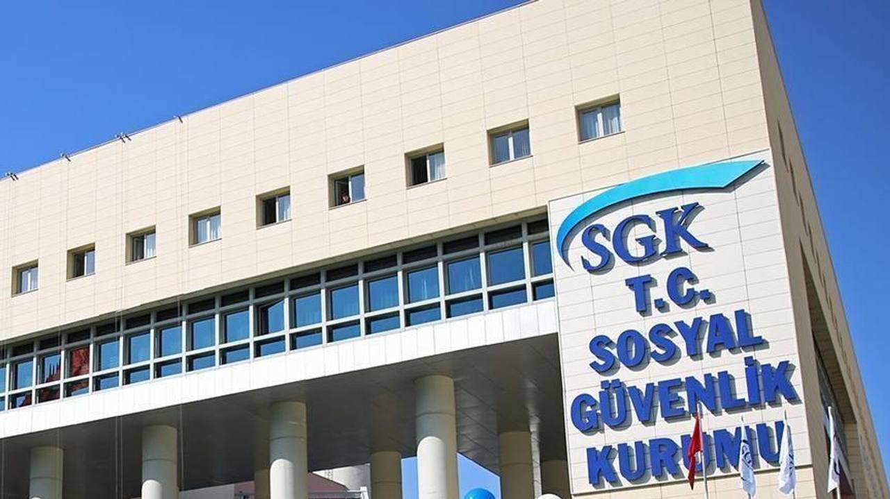 SGK увеличил выплаты больницам за лечение пациентов по общей системе медстрахования Теперь за многие процедуры и материалы государство будет платить больше По новым правилам оплата лечения увеличена на 10 55 а оплата медицинских материалов при госпитализации на 10 85 SGK сообщил что благодаря изменениям общая сумма улучшений составила 110 млрд лир Выше всего выросли тарифы на интенсивную терапию 55 паллиативный уход 40 диализ и кровепродукты 35 амбулаторный приём 30 Министр труда и соцзащиты Ведат Ышыхан отметил что обновлённый SUT медицинский тарифный регламент позволит предоставить гражданам более качественную и современную медпомощь Он поблагодарил президента и министров здравоохранения и финансов за поддержку