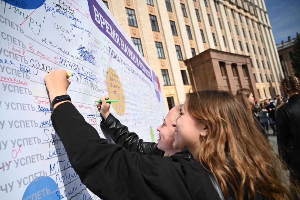 Почти 100 тысяч абитуриентов подали заявления в вузы Челябинской области    В число самых популярных направлений среди будущих студентов вошли — информатика и IT, машиностроение и металлообработка, педагогика, медицина и сельское хозяйство. Как обратил внимание губернатор Алексей Текслер, в этом году приемная кампания в вузы и колледжи региона идет очень активно. Если сравнивать с прошлым годом, то в 2025-м в вузы подано заявлений от абитуриентов на 28 больше.  — Продолжаем делать все, чтобы учиться в регионе было престижно и интересно, — отметил губернатор. — Полным ходом строится в Челябинске кампус мирового уровня. Развиваем и федеральную программу «Профессионалитет», благодаря которой наши студенты уже во время учебы получают необходимые навыки работы на предприятиях. Открываем новые факультеты, создаем уникальный центр промышленной робототехники федерального уровня.
