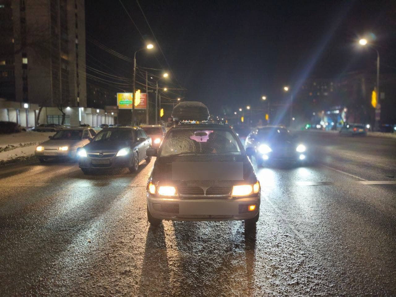 В Оренбурге на проспекте Гагарина водитель сбил женщину переходившую дорогу в неположенном месте ДТП произошло 29 января около 20 00 возле дома 2 1 66 летняя пешеход пересекала проезжую часть вне зоны перехода хотя рядом был подземный переход Женщина была госпитализирована Обстоятельства аварии устанавливаются