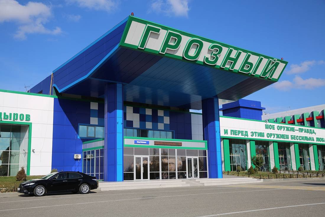 Аэропорт Грозного оснастили новым навигационным оборудованием В аэропорту Грозного установлено новое навигационное оборудование, которое повысит безопасность и эффективность полётов. Воздушную гавань Чечни оснастила компания «Азимут» госкорпорации «Ростех», сообщает ТАСС со ссылкой на пресс-службу компании. В числе установленных систем — радиолокатор АОРЛ-АМИ 2700 и автоматический радиопеленгатор DF 2000. «Радиолокатор АОРЛ-АМИ 2700 лучше предшественников определяет положение самолётов, а также позволяет обеспечить выполнение взлётов и посадок на сокращённых интервалах и дистанциях, увеличивая пропускную способность аэропорта», — сообщили в «Ростехе». В дальнейшем аэропорт планируют дополнительно оснастить системой посадки ILS 2700, радиомаяком РМП-200, тренажёром «Галактика» и другими средствами автоматизации управления воздушным движением. Фото: Елена Афонина/ТАСС Подпишись — это Кавказ Сегодня!