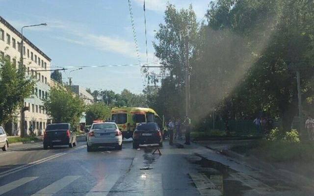Женщину сбили насмерть в Заводском районе Пензы. ДТП произошло на улице Беляева. 67–летний водитель «АУДИ-80» сбил пешехода. Женщина погибла на месте до приезда «скорой», — сообщили в Госавтоинспекции. Личность погибшей установили. Сейчас дорожная полиция устанавливает обстоятельства произошедшего. Подписаться Прислать новость