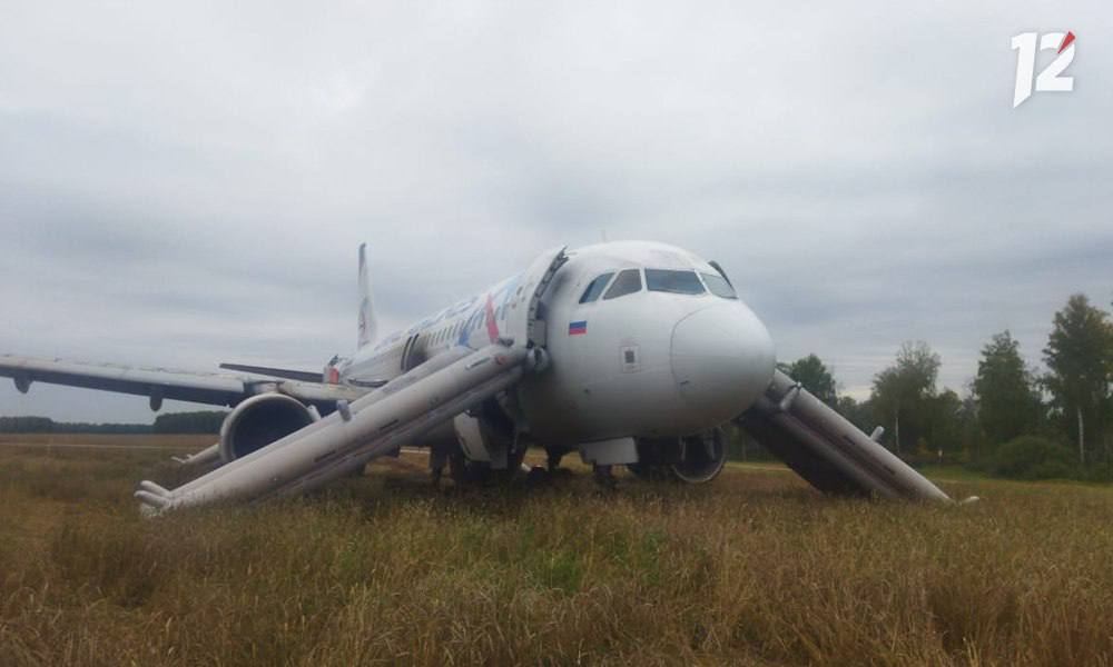 Суд над пилотом который посадил самолет на пшеничное поле пройдет в Омске Восьмой кассационный суд общей юрисдикции Кемерова согласился перенести рассмотрение дела в Омск Об этом сообщил ТАСС Такое решение судья принял в связи с тем что большинство потерпевших и свидетелей проживают в Омской области Прокурор также поддержал просьбу пилота Сергея Белова Напомним лайнер летел из Сочи в Омск однако после отказа гидросистемы капитан решил направиться в сторону Новосибирска Там взлётно посадочная полоса длиннее и присутствует служба технической поддержки Это решение в Росавации назвали ошибочным Топливо закончилось до достижения Новосибирска и пилоты приняли решение о посадке в поле Подписывайтесь на 12 канал в МАХ