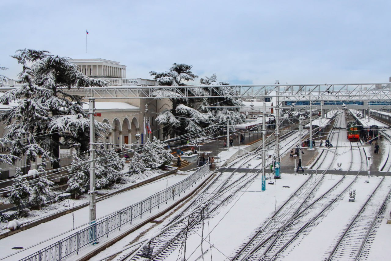 Инвестиции в комплексную модернизацию Крымской железной дороги в 2025 году превысили 850 млн рублей Средства направлены на обновление инфраструктуры и парка подвижного состава магистрали В частности на капитальный ремонт путей и платформ и внедрение современных систем безопасности и диагностики Так продолжилась реализация стратегически важного инфраструктурного проекта строительства двухпутных вставок на участке Владиславовка Семь Колодезей линии Джанкой Керчь Укладка второго пути увеличит пропускную способность и сократит время следования поездов Также выполнена значительная часть работ в рамках реконструкции пассажирских платформ и строительства двух железнодорожных переездов Завершение модернизации инфраструктуры позволит повысить уровень комфорта и безопасности пассажиров а также улучшить транспортную доступность Крыма и Севастополя Уверенные результаты по итогам 2025 года рекордные объёмы перевозок а также выполненная программа модернизации создали прочный задел Рост грузопотока который мы наблюдаем и планируем развивать является для нас стратегическим направлением Это даёт нам отличные стартовые позиции для решения задач 2026 года Наша ключевая цель обеспечение устойчивой и бесперебойной работы железнодорожного транспорта Крыма при эффективном взаимодействии с пассажирами клиентами и нашими партнёрами перевозчиками АО ТК Гранд Сервис Экспресс и ООО Южная пригородная пассажирская компания отметил генеральный директор ФГУП КЖД Михаил Гончаров Напомним пассажирские перевозки на КЖД в 2025 году достигли исторического максимума более 11 3 млн человек Грузовые перевозки вышли на пик с 2020 года 6 млн тонн 18 к 2024 году Подписаться на Росжелдор в Telegram Читать нас в MAX