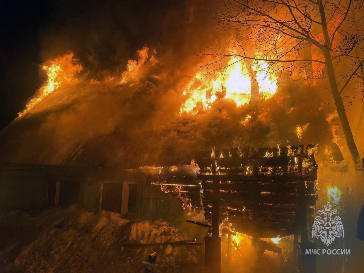 Трагедия под Новый Год произошла в Нижневартовске Около 18 00 загорелся частный дом в поселке Магистраль К моменту прибытия пожарных подразделений он был полностью охвачен огнем К сожалению при пожаре погиб один человек Его личность устанавливается nv86 me vk com nv86ru ok ru nv86 ru