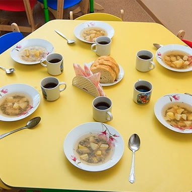 Компания из Владивостока выиграла конкурс на обеспечение питанием детских садов в Иркутске Победителем конкурса стал Магистраль Инвест Теперь в обязанности компании входят приобретение доставка продуктов питания а также приготовление блюд Итоговая цена контракта 47 миллионов рублей Компания будет обеспечивать питание в четырех детских садах Ленинского округа областного центра 51 Рябинка а также 75 90 125 При этом две компании подали жалобы на результаты конкурса Это комбинат общественного питания Иркутска и Надежда из Татарстана Подписаться на канал