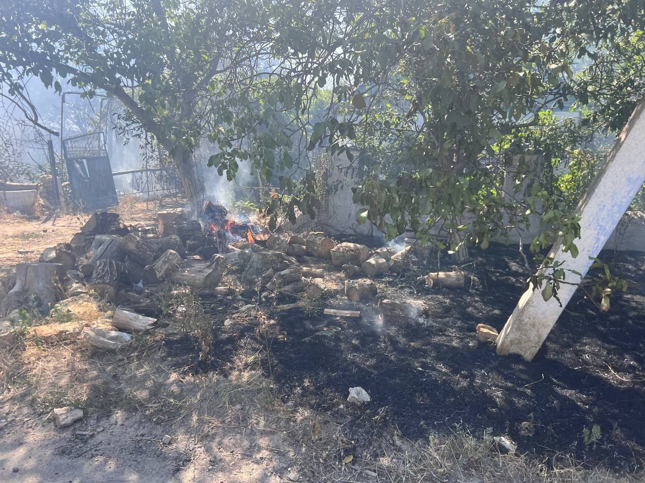 ‼ В Васильевке Каховского округа из-за обстрела ВСУ загорелся дом В результате пожара выгорели хозяйственные постройки в трех дворах, но благодаря совместным усилиям местных жителей огонь был потушен. "На помощь пришли местные жители, в том числе дети, и сотрудники коммунальной службы. Мы выражаем благодарность всем, кто проявил смелость, отвагу и решительность. Вы настоящие герои!", - отметили в Администрации района. Радио Таврия - подписаться
