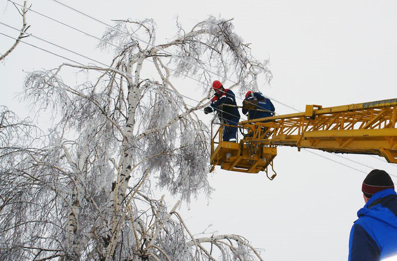 Энергоавария оставила без света больше 30 сел Дагестана Аварийное отключение электроэнергии произошло в пяти муниципальных районах Дагестана из за короткого замыкания на ЛЭП Об этом сообщает ГУ МЧСС России по республике Получили сообщение о том что в 33 населенных пунктах пяти муниципальных образований зарегистрированы аварийные отключения электроснабжения в результате замыкания на линии Причины отключения короткое замыкание на линии из за порывов ветра уточнили в МЧС По данным чрезвычайного ведомства отключения коснулись Гунибского Курахского Докузпаринского Сулейман Стальского и Новолакского районов Дагестана Южная служба новостей
