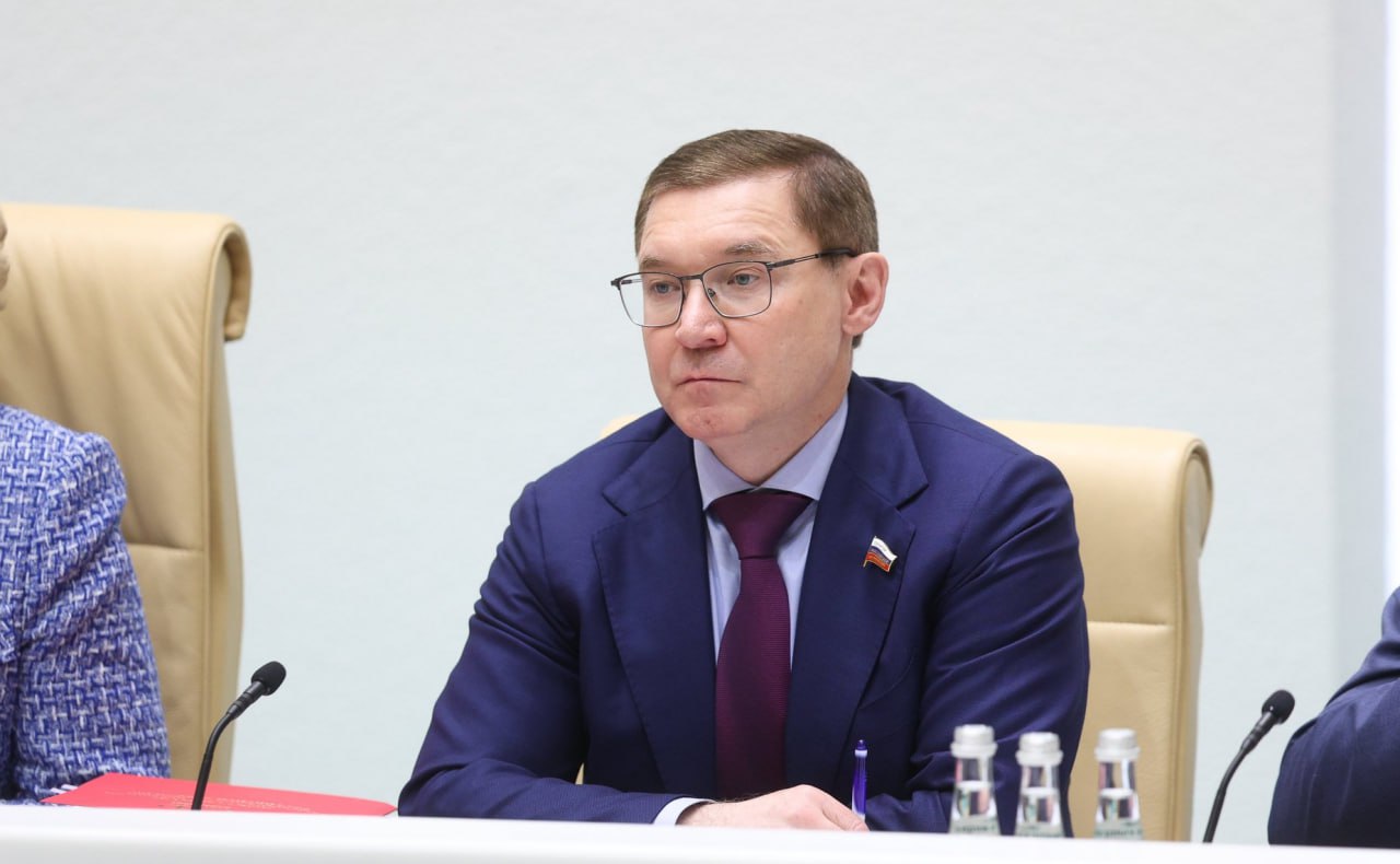 Вице-спикер Совфеда РФ Владимир Якушев призвал ускорить разработку плана по Стратегии развития спорта В ходе "правительственного часа" на заседании Совета Федерации выступил министр спорта РФ Михаил Дегтярёв. Он рассказал о реализации государственной политики в сфере физической культуры и спорта для достижения национальных целей развития. Минспорта должно завершить разработку плана мероприятий по реализации Стратегии развития физической культуры и спорта до 2030 года с учетом изменений, касающихся участников СВО. Об этом заявил первый вице-спикер Совфеда Владимир Якушев. "Вы должны разработать план мероприятий по реализации Стратегии. Тогда у нас уже все мероприятия, направленные на обеспечение и реабилитацию участников специальной военной операции, будут формализованы", - сказал сенатор. Ранее на заседании Совета по физкультуре и спорту Президент России Владимир Путин поручил обеспечить ветеранов СВО самыми широкими возможностями для вовлечения в тренировки. Совет Федерации РФ.