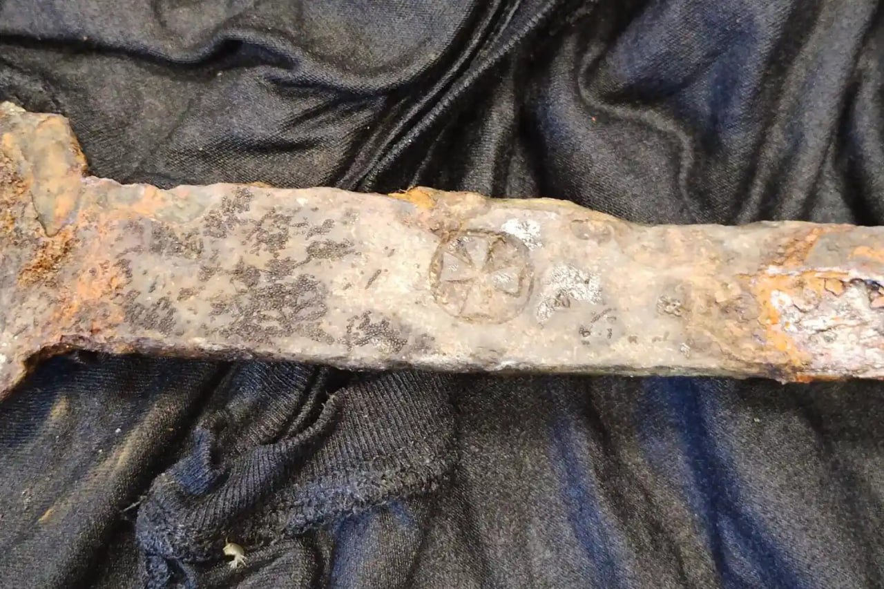 В Польше местный рыбак выловил из реки средневековый меч возрастом 700 лет.  Специалисты назвали находку сенсационной и заявили, что постараются выяснить историю артефакта по клейму кузнеца.