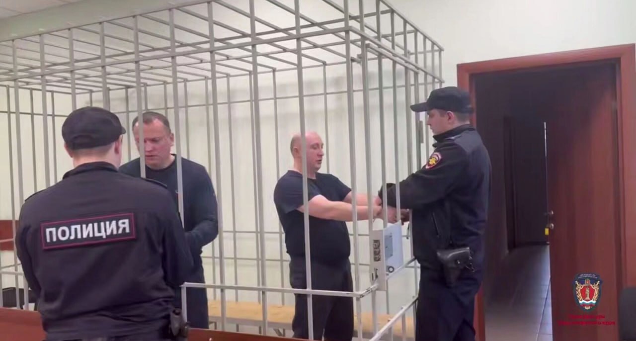 В Красноярске осудили экс полицейских за крышевание казино и взятку криптой Все началось летом 2019 года считают следователи Старший оперуполномоченный встретился с мужчиной который занимался игорным бизнесом Тот предложил полицейскому дать доступ к складу с вещдоками Полицейский согласился и пустил грузчиков в хранилище они увезли 32 игровых автомата и 2 покерных стола В 2020 году полицейский получил взятку на 45 тысяч рублей чтобы казино не проверяли После этого он не мог покровительствовать бизнесу его повысили и перевели в другой отдел В 2023 году полицейский обратился к замначальника отдела экономической безопасности краевого МВД и попросил не трогать казино за что ему передали взятку в виде криптовалюты на 338 тысяч рублей Суд назначил экс полицейским от 5 5 до 7 лет колонии общего и строгого режима штраф от 115 тысяч до 338 тысяч рублей Взяткодателю дали 2 года условно prmira news