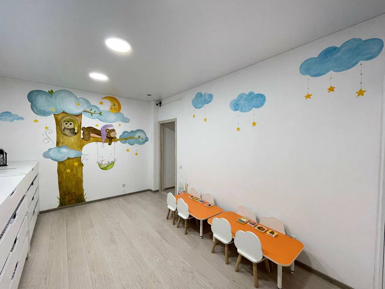 Воспитатели потеряли двух маленьких детей в Академическом Трехлетний мальчик во время тихого часа в детском саду по улице Академика Парина сам оделся и ушел домой О случившемся в детском саду умолчали и не сообщили в правоохранительные органы подчеркнули в прокуратуре Свердловской области Еще одну девочку забыли на улице во время прогулки воспитатели детского сада Плутишки на улице Академика Сахарова сообщили в СК Обратно в садик ее привела случайная прохожая Следователи возбудили дело о неисполнение обязанностей по воспитанию несовершеннолетних По этой статье может грозить до трех лет колонии Фото Яндекс Карты   Новости из Екатеринбурга