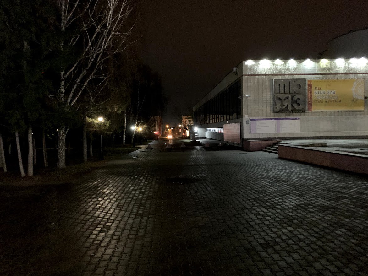 Из-за ремонта ТЮЗа возбудили уголовное дело Проверка показала: в театр юного зрителя поставили системные блоки с признаками подделки. Ущерб для бюджета области превысил 2,5 млн рублей. Уголовное дело возбуждено по статье «Мошенничество в особо крупном размере», сообщили в прокуратуре. Речь идёт о действиях директора компании-поставщика. Кроме того, прокуратура выявила, что региональное министерство культуры представило в Минкульт РФ недостоверный отчёт о результатах работ. Ведомство инициировало привлечение министра к административной ответственности. Напомним, что изначально ремонт театра должен был завершиться ещё в 2023 году. Но сроки затянулись из-за ошибок в проектной документации. В результате соглашение о предоставлении субсидий не было исполнено, и в федеральный бюджет пришлось вернуть более 26 млн рублей.