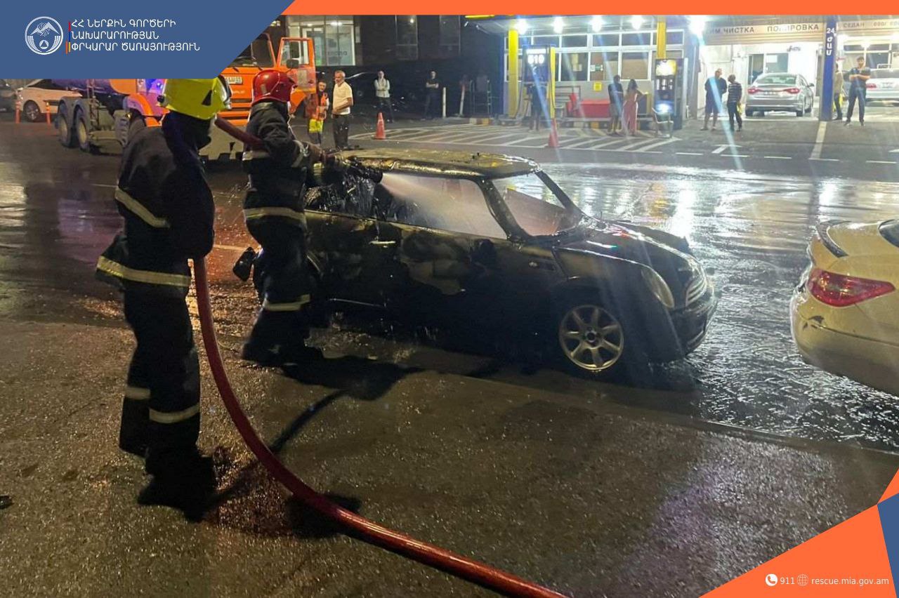 Две машины горели этой ночью на ул. Зарьяна   Сигнал о пожаре во дворе жилого дома поступил в 03:43, на место отправились две пожарно- спасательных бригады. Они потушили возгорание через полчаса.   Сгорел Mini Cooper, частично обгорел багажник припаркованного рядом Mercedes-Benz, пострадавших нет.