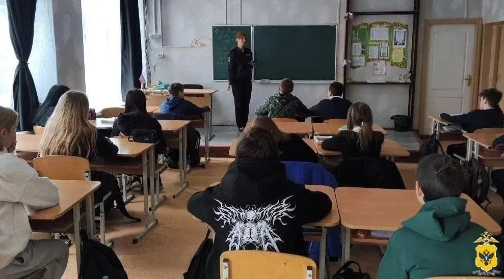 Сотрудники полиции провели для учеников седьмого класса Лазурненской школы лекцию о профилактике правонарушений среди несовершеннолетних На примерах из практики они разъяснили ответственность подростков и их родителей за распитие алкоголя употребление наркотиков табакокурение и использование вейпов а также напомнили о правилах поведения в общественных местах Полицейские подчеркнули важность повышения правовой грамотности и доверительных отношений между школьниками родителями и педагогами Встреча была направлена на формирование здорового образа жизни и ответственного отношения к своему здоровью Подписывайтесь на нас в MAX