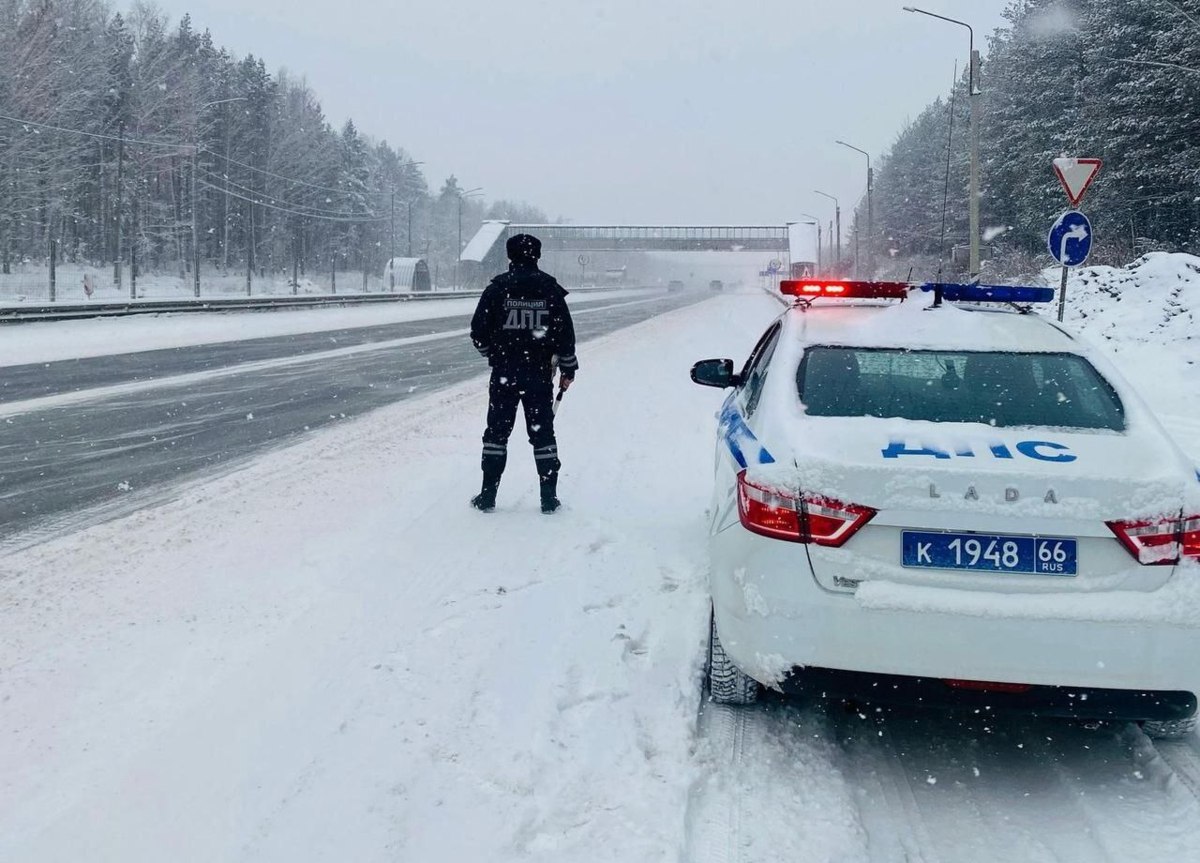 Сегодня трассу «Пермь-Екатеринбург» в районе Первоуральска буквально заваливает снегом   В ГАИ Свердловской области водителей предупредили о необходимости соблюдать предельную осторожность за рулём.  Фото: ГАИ Свердловской области    «Уральский меридиан»