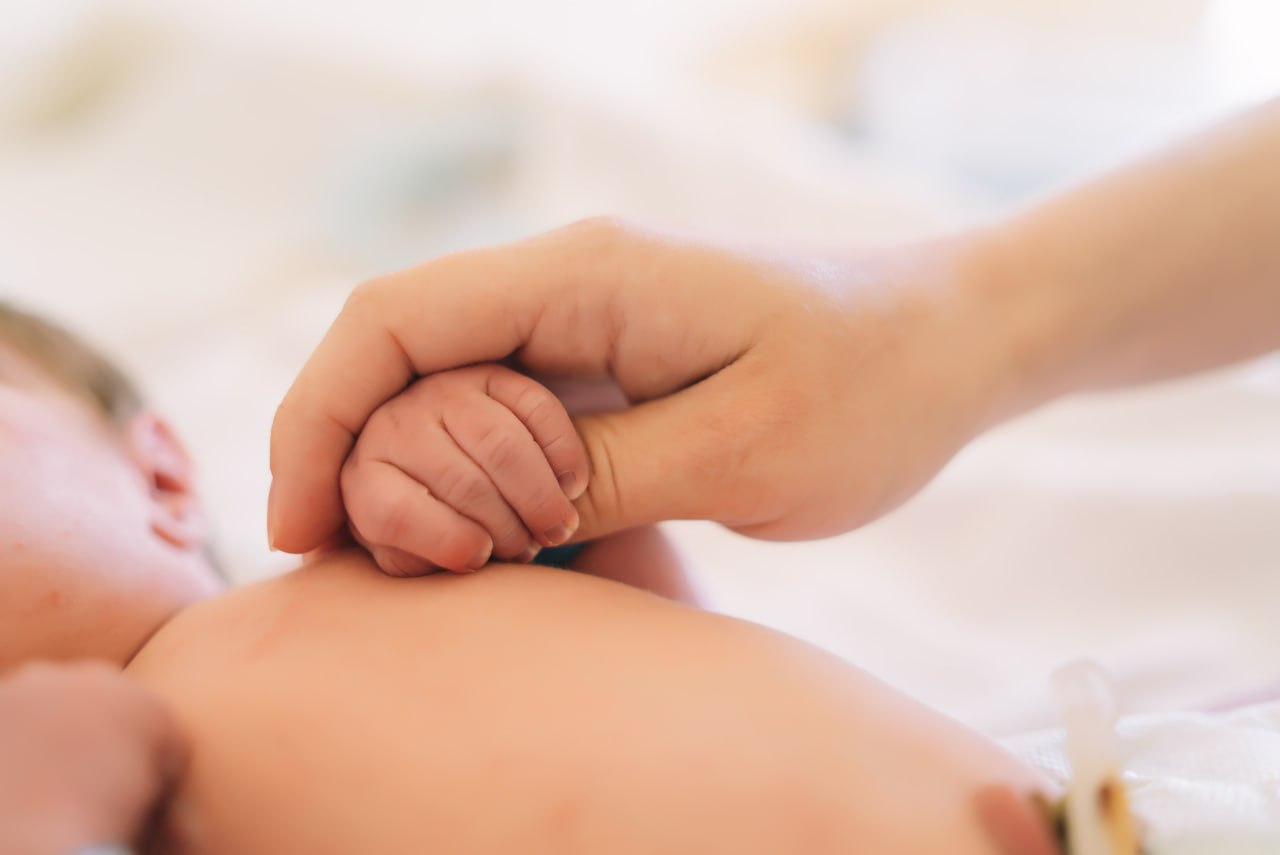 В 2025 году больше 7500 малышей в нашем регионе прошли бесплатное обследование сразу после рождения Это часть нового стандарта неонатального скрининга который теперь позволяет проверить новорожденного на 36 наследственных заболеваний Обследование проводят ещё в роддоме на 2 4 сутки берут несколько капель крови из пяточки Если анализ показывает возможное заболевание родителей сразу извещают и организуют дополнительные проверки В 2025 году скрининг выявил три случая серьёзных болезней адреногенитальный синдром муковисцидоз и недостаточность биотинидазы Например девочке с адреногенитальным синдромом помощь пришла сразу после рождения Заведующая педиатрическим отделением Кировской областной детской больницы Наталья Кочкина рассказала что малышке оперативно подтвердили диагноз и назначили гормональную терапию Такая ранняя диагностика позволяет предотвратить тяжелые осложнения и улучшить качество жизни детей и их семей Подписывайтесь на канал Кировской области в MAX