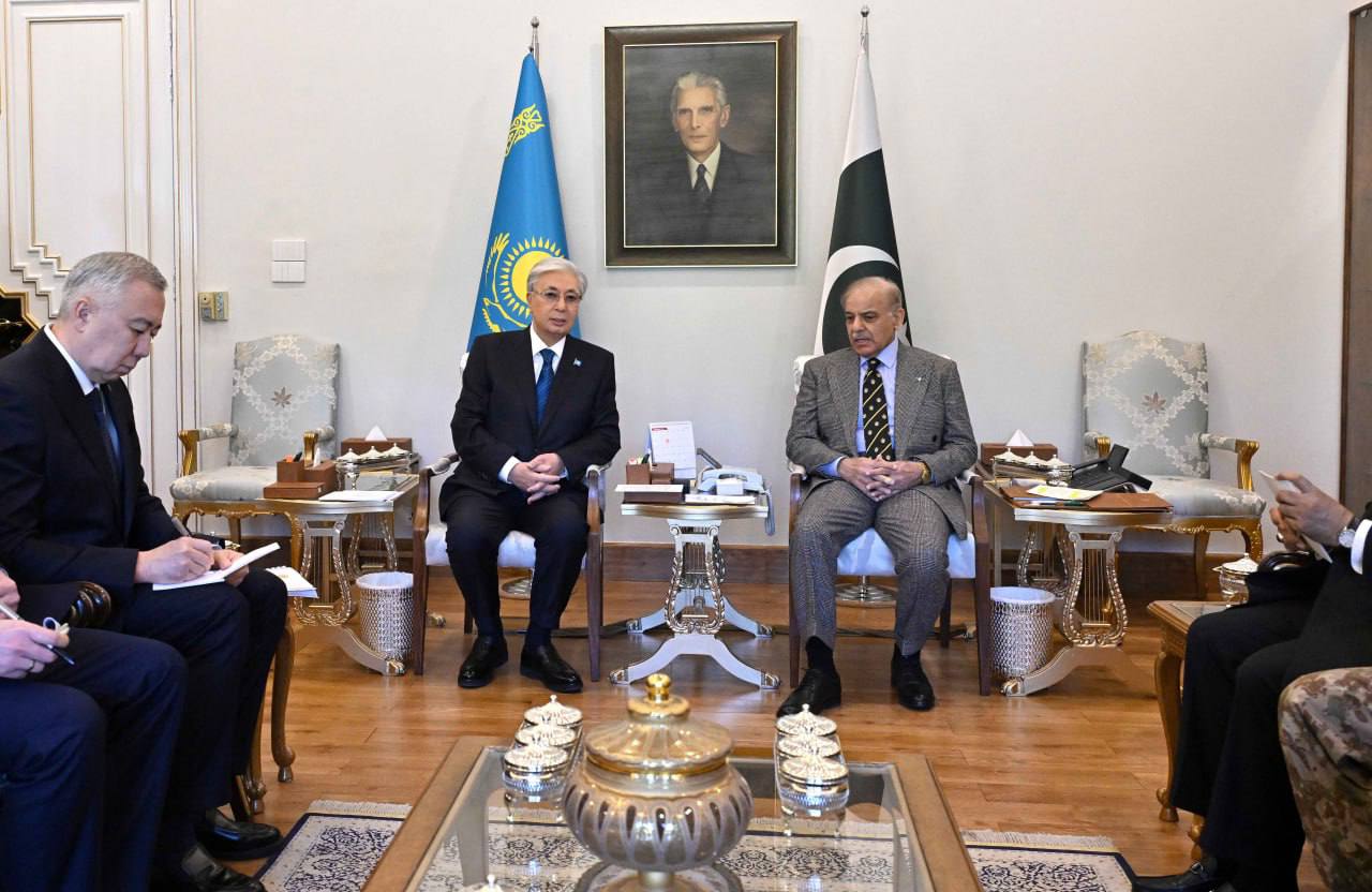 Президент Казахстана Касым Жомарт Токаев и премьер министр Пакистана Шахбаз Шариф отметили динамичное развитие многопланового сотрудничества двух стран в последние годы Как сообщает пресс служба казахстанского лидера в резиденции премьер министра Пакистана состоялась официальная церемония встречи президента Казахстана По завершении церемонии встречи президент Казахстана посадил дерево на территории резиденции премьер министра Пакистана Подробнее на нашем сайте http v aa com tr 3820004 24 7 в сутки с Агентством Анадолу