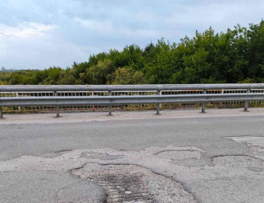 Прокуратура Советского района г Томска в судебном порядке потребовала отремонтировать мост через реку Ушайка на улице Балтийской Томичка обратилась на личный прием к прокурору региона Сергею Ломакину с жалобой на ненадлежащее состояние моста через реку Ушайка на улице Балтийской По поручению главы регионального надзорного ведомства прокуратура Советского района г Томска провела проверку Установлено что мостовое сооружение нуждается в ремонте поскольку имеет выбоины проломы просадки и иные дефекты создающие угрозу безопасности дорожного движения При этом мост является важнейшей транспортной артерией связывающей проспект Фрунзе с Академгородком Поскольку по представлению городская администрация не приняла мер направленных на устранение нарушений прокуратура района обратилась в суд потребовав привести мост на улице Балтийской в нормативный вид Иск находится на рассмотрении в Советском районном суде г Томска