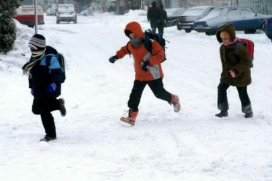 Непогода в Молдове продлила школьные каникулы Сегодня занятия в 271 школе Молдовы отменены из за неблагоприятных погодных условий Родители учащихся получили уведомления о том что уроков не будет а каникулы продлены до 12 января Такое решение связано со стихией которая делает дороги опасными и затрудняет транспортное сообщение Школьники смогут вернуться к занятиям только после улучшения погодной ситуации а пока у них есть несколько дополнительных дней зимнего отдыха MIR24MOLDOVA Подпишись