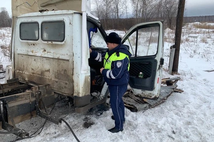 Стала известна причина ДТП с «Газелью» на железнодорожном переезде  Причиной ДТП на железнодорожном переезде в Тугулымском районе, где под поезд попала «ГАЗель», стал телефон. Авария произошла накануне днем, 26 декабря.     По предварительным данным, водитель ГАЗ-3302, двигаясь со стороны деревни Ядрышникова в Тюмень, совершил выезд на железнодорожный переезд на запрещающий  красный  сигнал светофора, вследствие чего допустил столкновение с тепловозом, сообщает Госавтоинспекция России по Свердловской области.