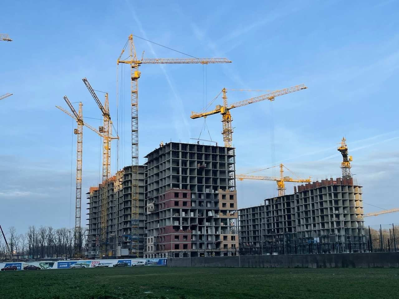 В Аксае меняют проект ЖК часть домов станет ниже Застройщик жилого комплекса в Аксайском районе пошел навстречу властям и уменьшит этажность части домов пишет Деловая газета Юг Это нужно чтобы создать красивый разноуровневый силуэт на въезде в ростовскую агломерацию Также переработают фасады зданий Детали проекта Инвестиции больше 60 млрд На территории построят школу детский сад поликлинику и спортобъекты Всю социнфраструктуру застройщик передаст городу domostroyrf