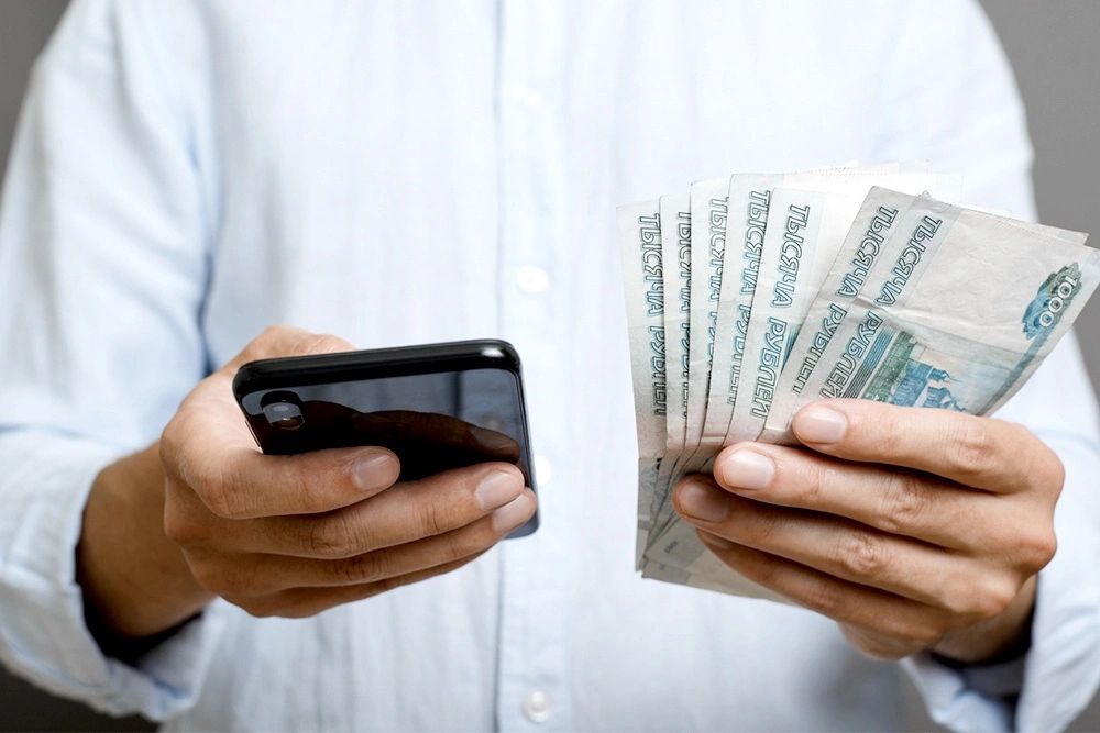 Мошенники начали выманивать у людей деньги под предлогом проверки подлинности купюр Об этом сообщили в управлении по организации борьбы с противоправным использованием информационно коммуникационных технологий МВД РФ По данным ведомства в арсенале аферистов появилась новая фраза проверка подлинности купюр Теперь они объясняют необходимость изъятия наличных не только декларированием средств но и проверкой подлинности купюр отметили в киберполиции При этом граждан убеждают что проводится она якобы по поручению правоохранительных органов или в ходе проведения дистанционного обыска Такого понятия в законодательстве нет а изъятие денег у гражданина проводится только в присутствии следователя и понятых При этом купюры должны быть особым образом упакованы а не засунуты в книжки и переданы курьеру Любой звонок с подобными поручениями это мошенники которые играют на страхе потерять деньги предупредили в МВД Фото iStock Подписаться на Российскую газету Читать нас в MAX