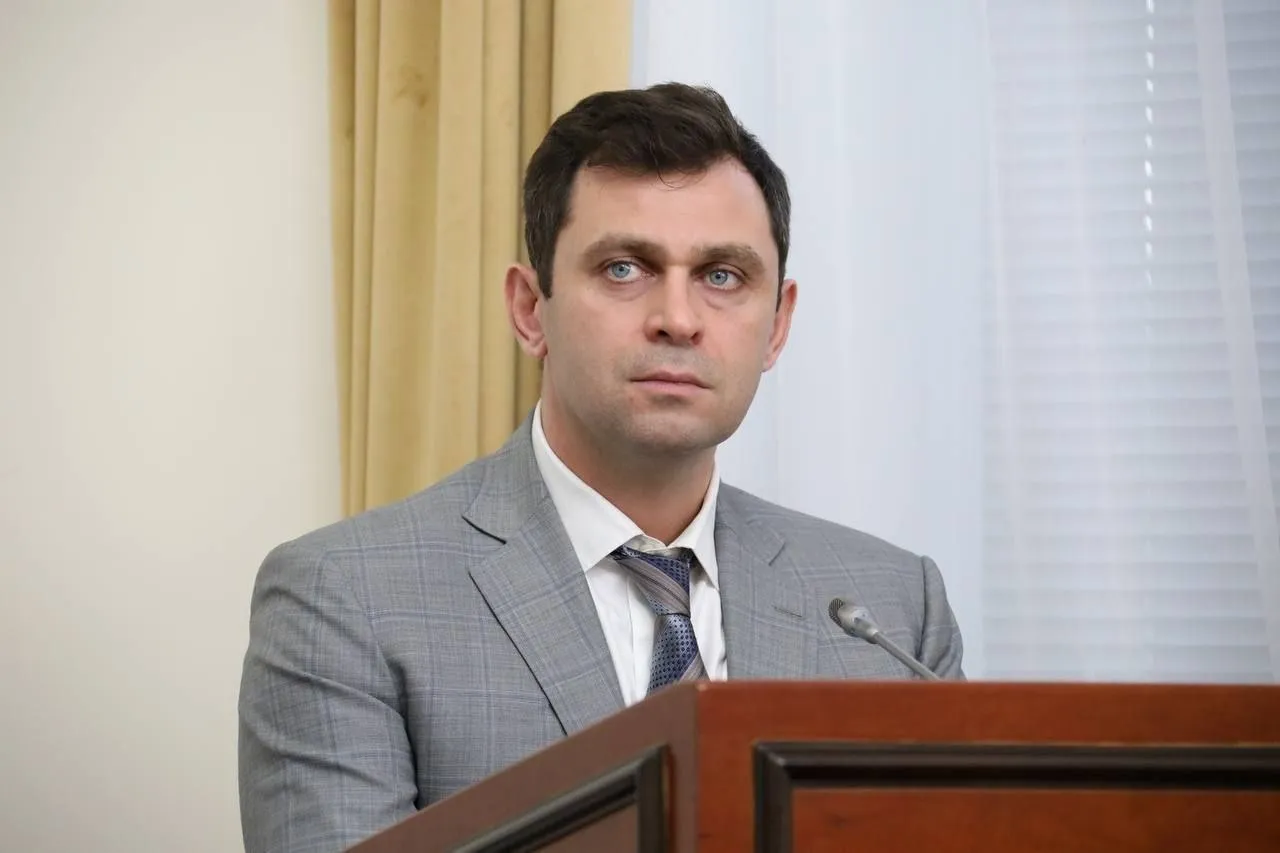 Экс министру строительства и ЖКХ Дагестана продлили срок заключения под стражей Суд в Дагестане продлил Артуру Сулейманову срок содержания под стражей до 15 июня сообщает пресс служба судов общей юрисдикции РД В марте текущего года Сулейманова арестовали на два месяца по делу о получении взятки в особо крупном размере По версии следствия в конце 2023 года подозреваемый получил от заместителя гендиректора АО Баварский дом взятку в виде услуг имущественного характера проведение ремонта в доме его родителей и приобретение мебели на 2 млн рублей за содействие в заключении госконтракта на строительство школы в селе Новосаситли Хасавюртовского района республики Напомним Сулейманов занимал пост руководителя Минстроя Дагестана с февраля 2022 года по декабрь 2023 года РИА Дагестан в МАХ