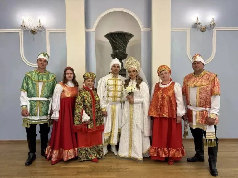 Молодая пара сыграла свадьбу в русском стиле в Барнауле Необычная церемония регистрации брака прошла во Дворце бракосочетания Барнаула Алексей и Ольга Власовы решили сделать главный день в своей жизни особенным вместе с гостями они выбрали для церемонии русские народные костюмы Мы хотели внести свой вклад в поддержку русской культуры поделились молодожёны Алексей и Ольга учились в одной школе но их пути разошлись на много лет Судьба свела их вновь уже во взрослом возрасте и тогда между ними вспыхнули чувства Супруги мечтают о рождении детей и строительстве большого дома где будут собираться все родные и друзья