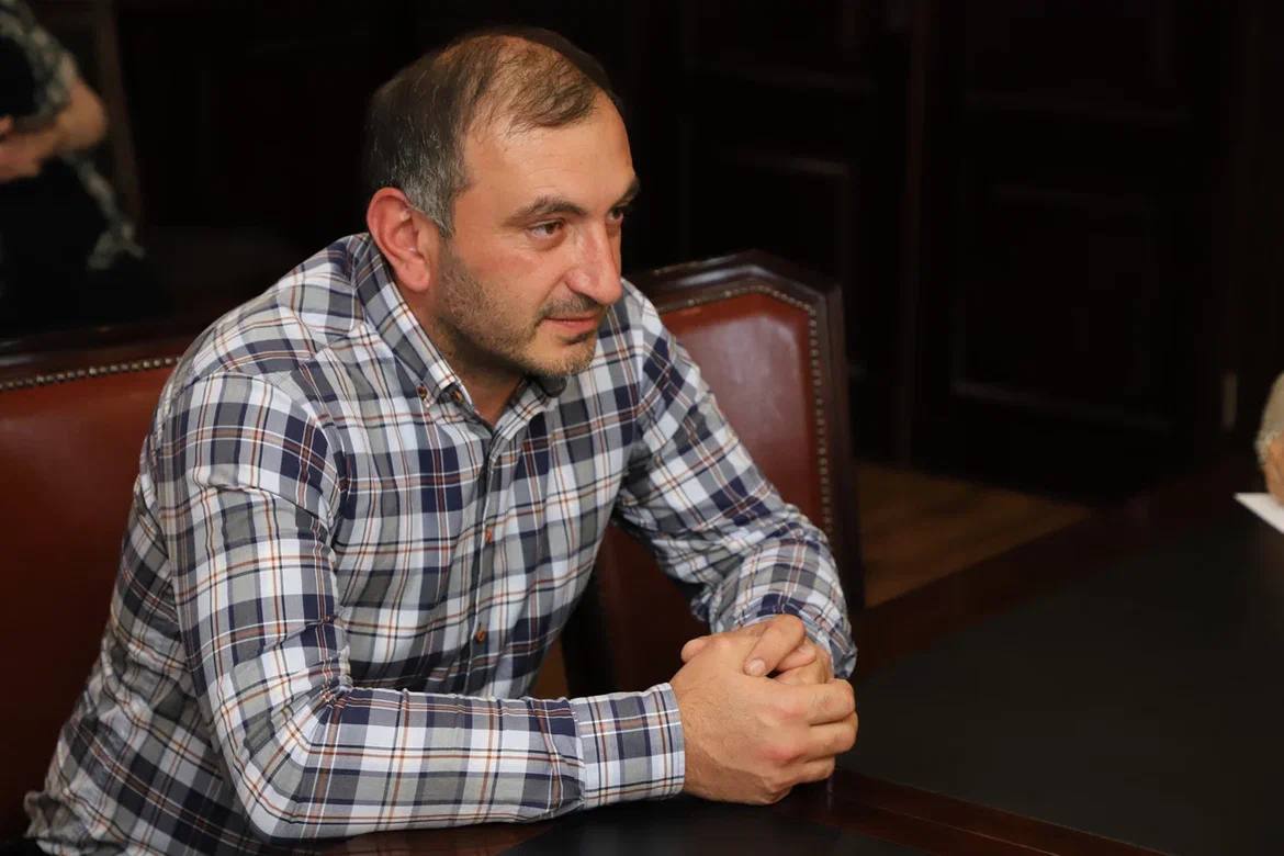 Министр культуры Дагестана Зарема Бутаева провела выездной прием граждан в Хунзахском районе. Вместе с главой муниципалитета Нурмагомедом Задиевым и депутатом Народного Собрания РД Хучбаром Хучбаровым было рассмотрено 6 обращений. Саадула Хайбулаев из села Хариколо пришел с просьбой оснастить сельский Дом культуры на 170 мест. Капитальный ремонт в здании провели в 2021 году в рамках программы «Местные инициативы». На сегодня в нем располагается актовый зал и библиотека, проводится кружковая работа для школьников. Зарема Бутаева поблагодарила коллег и посоветовала принять участие в партийном проекте «Культура малой родины» в следующем году. В рамках федеральной программы ежегодно сельские учреждения оснащают необходимым оборудованием. В ДК села Ках возрождают древнее искусство ковроткачества. Раньше девочек этому обучали бабушки, они ткали ковры на приданое невестам. Чтобы не потерять уникальное декоративно-прикладное искусство мастерица Хадижат Абдулкадырова популяризирует ковроткачество среди молодежи. Она участвует в республиканских мероприятиях, а в прошлом году был проведен и большой фестиваль, посвященный народному ремеслу. Министр культуры Зарема Бутаева поручила выдвинуть кандидатуру активного работника на поощрение за сохранение традиционной культуры. Также она отметила – после проведения капремонта по программе местных инициатив Дом культуры в селе Ках может получить оснащение в рамках федеральной поддержки. Дадучов Кебед обратился с вопросом выделения автоклуба местному ансамблю «Акаро». Министр культуры отметила – коллектив является визитной карточкой района, ведет активную гастрольную деятельность, в том числе за пределами республики. Однако артисты передвигаются на старом транспорте. Она обещала рассмотреть возможность приобретения автоклуба в рамках нацпроекта «Семья», а также рекомендовала активнее задействовать потенциал «Пушкинской карты», которая сегодня предоставляет замечательную возможность зарабатывать учреждениям самостоятельно. В этом году выделить финансы для ремонта существующей машины пообещал депутат Народного Собрания РД от Хунзахского района Хучбар Хучбаров. Подробнее - на сайте министерства.