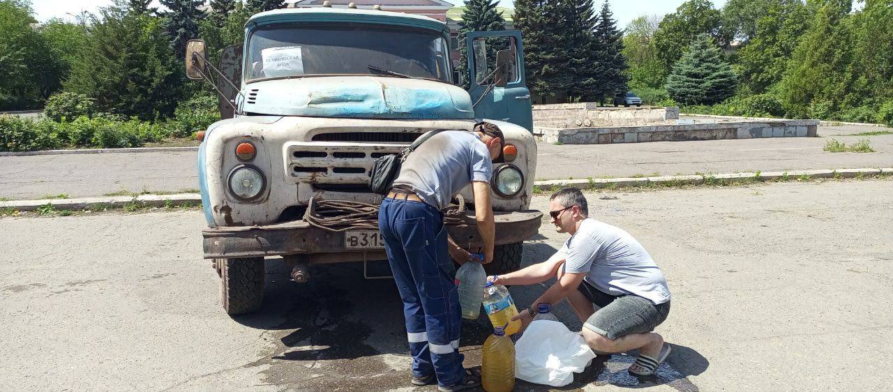 В Алчевске продолжается подвоз воды в микрорайоны города В связи с аварийной ситуацией на насосной станции и прекращением подачи воды на город Алчевск организован подвоз воды в микрорайоны города. К работе по подвозу воды подключился ООО «ЮГМК». Автоцистерна АМК доставила техническую воду жителям, которые проживают в районе ДК Химиков, ул.Калинина. Обращаем внимание жителей, проживающих в районе ДК Металлургов и Алчевской спортивной школы № 1, что набрать техническую воду также можно в накопительных системах данных учреждений. Работа по подвозу воды населению города продолжается. Внимание! В связи с аварийной ситуацией на насосной станции и прекращением подачи воды на город Алчевск заявки на подвоз воды принимаются по тел: диспетчер Луганскводы: 9-81-82; +7 959 153-50-42. Оперативный дежурный администрации: 9-15-16, +7 959 105-73-22.