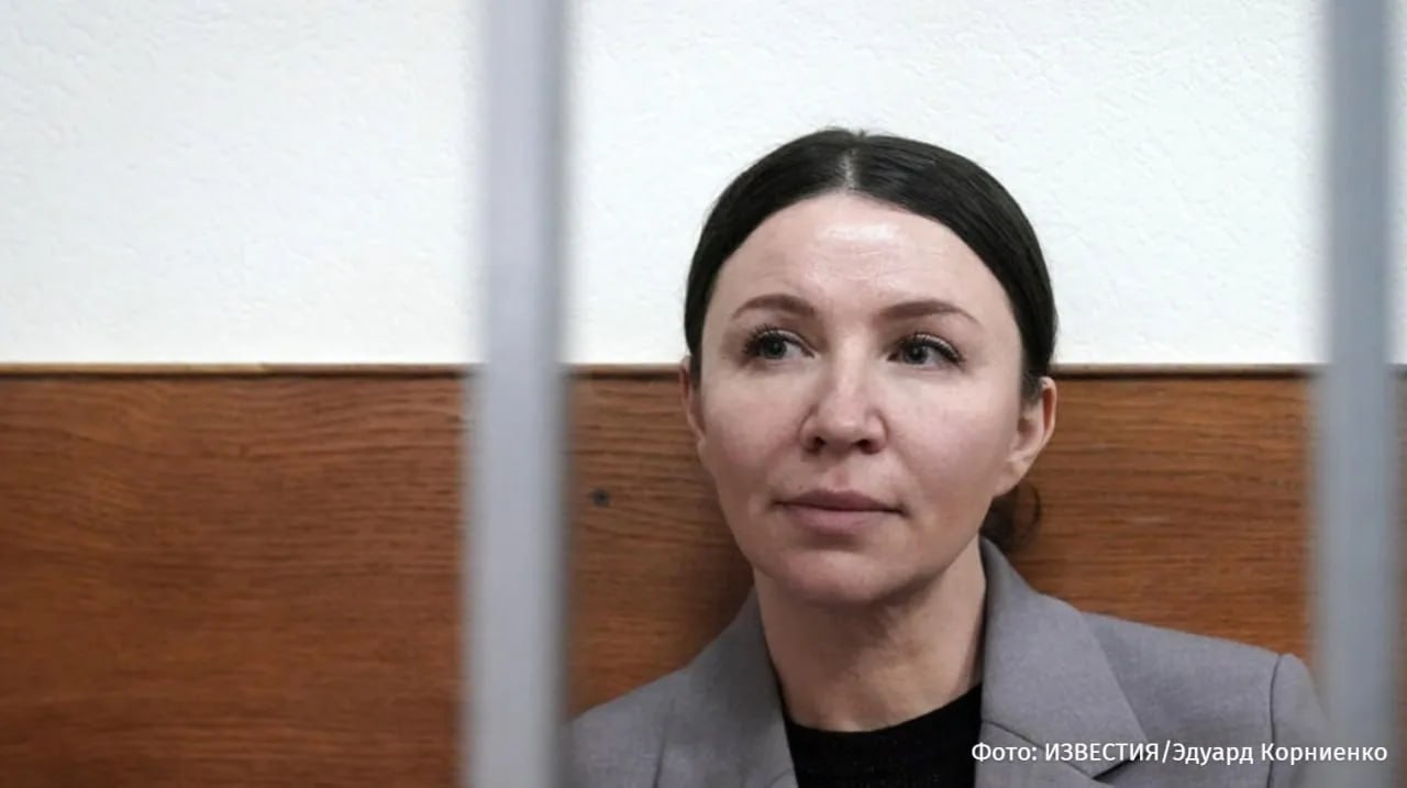 Приговоренная к 5 годам колонии Елена Блиновская просит отсрочить срок отбывания наказания пока ее дети не достигнут 14 лет Об этом сообщил корреспондент Известий из зала суда Отмечается что блогер считает свой приговор чрезмерно суровым У Блиновской четверо несовершеннолетних детей три сына и дочка Самому старшему сыну 16 лет дочке пять Блиновская получила срок по делу об уклонении уплаты налогов и отмывании денежных средств Также королеве марафонов назначили штраф в размере 1 млн рублей и запретили заниматься определенной деятельностью в течение четырех лет Кроме того с блогера было взыскано 587 млн рублей по иску прокуратуры IZ RU в Telegram в MAX