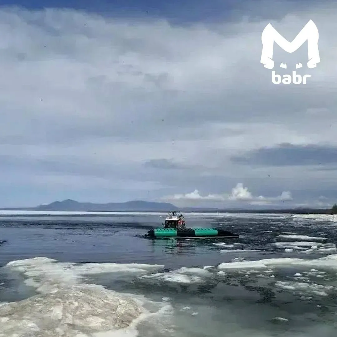 Хивус перевернулся на Байкале Утонули четыре человека Произошло это в местности Черепаха предварительно судно с пятью людьми опрокинулось примерно в 30 метрах от берега По данным прокуратуры один человек в больнице тела остальных всё ещё ищут Babr Mash