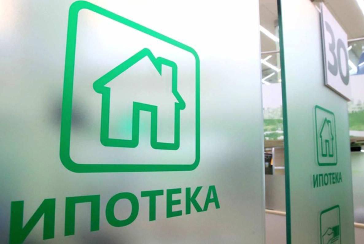 Семейная ипотека и ажиотаж в декабре 2025 ВТБ прогнозирует рост выдач в два раза до 735 млрд рублей Российские банки по прогнозам ВТБ в декабре 2025 года выдадут физическим лицам ипотечных кредитов на рекордные 735 млрд рублей Это на 48 выше чем месяцем ранее и в 2 6 раза превышает объем выдач декабря прошлого года Основным драйвером такого роста стал ажиотажный спрос на семейную ипотеку Многие заемщики спешат оформить льготные кредиты до конца года из за ожидаемых изменений в 2026 году По оценкам ВТБ доля программ господдержки в декабрьских ипотечных сделках может достичь рекордных 88 kvadratnymaster Фото РИА