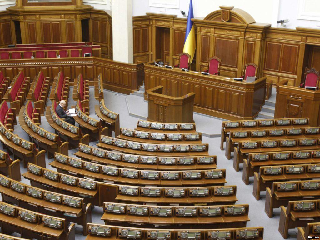 После принятия скандального закона о НАБУ и САП, украинский парламент ушел на каникулы до 20 августа  По мнению местного нардепа Железняка, это сделано для того, чтобы не допустить внесения исправлений в свежепринятый закон.  «Ну а там дальше сделают вид, что и тема уже не так актуальна», - предсказывает депутат.  Украина.ру — подписаться и знать больше