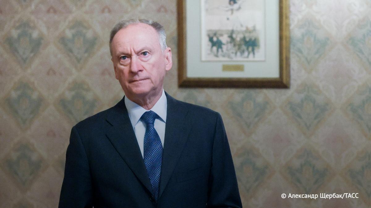 ЭкоВласть Николай Патрушев обвинил Запад в использовании экологической повестки для давления на Россию Помощник президента РФ и председатель Морской коллегии Николай Патрушев выступил на заседании научного экспертного совета возглавляемой им структуры Патрушев отметил что страны Запада все чаще используют экологическую повестку для продвижения своих коммерческих интересов и ограничения деятельности России в Арктическом регионе В частности западные страны начали активнее критиковать РФ за экологическое состояние Арктики в результате интенсивной хозяйственной деятельности На самом деле Запад интересует вовсе не состояние окружающей среды а сдерживание развития России В связи с этим на повестке заседания совета Патрушев инициировал обсуждение направления связанного с охраной природы Арктической зоны РФ с учетом развития Трансарктического транспортного коридора и освоения минерально сырьевых ресурсов Надо сказать что западные структуры давно используют тему экологии для давления на Россию Достаточно вспомнить организации WWF и Greenpeace которые под прикрытием защиты окружающей среды влезали в политику К примеру WWF стала поддерживать США которые высказали претензии на исконно российский остров Врангеля Чукотского АО В свою очередь Greenpeace публиковала фейковый снимок из космоса воды у берегов Камчатки для последующих ложных обвинений нашей страны на международных площадках В итоге WWF Greenpeace и другие подобные структуры признали нежелательными ЭкоВласть