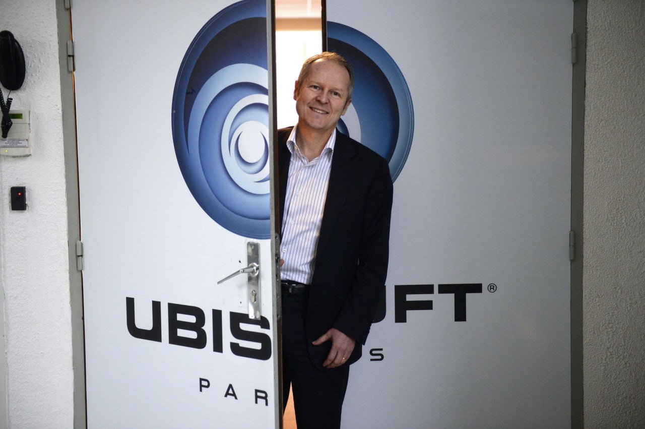 Инсайдер: 2025 год станет важнейшим в истории Ubisoft  Инсайдер Том Хендерсон рассказал о нынешнем состоянии французского игрового гиганта. Вот что удалось узнать:  — Сейчас у компании в разработке пять Assassin s Creed  включая Shadows . Среди них неизвестный ремейк одной из частей и новая игра в духе Origins и Valhalla;  — До конца 2026 года выйдут ремейки Assassin s Creed 4: Black Flag, Splinter Cell и Prince of Persia, Far Cry 7 и новая часть Ghost Recon; — После 2026 года — ремейк Rayman, The Division 3, Beyond Good and Evil 2; — Есть эксперименты: компания делает свой Animal Crossing, и, по словам Хендерсона, он выглядит хорошо. Но они также заняты NFT-проектами, новым Battle Royale и extraction-шутером на базе Far Cry. В последний не верят даже разработчики; — А в самой компании царит хаос: в топ-менеджмент нанимают друзей и членов семьи, сотрудники не доверяют руководству;  — Сделка с китайским гигантом Tencent приостановлена. Обе стороны ждут релиза Assassin s Creed: Shadows. Руководство ждёт хита, чтобы оставить компанию в текущем виде, Tencent ждёт провала, чтобы скупить акции подешевле;  Том Хендерсон считает, что компания находится на перепутье. Единственный шанс спастись — перемены в руководстве.    VGTimes. Подписаться