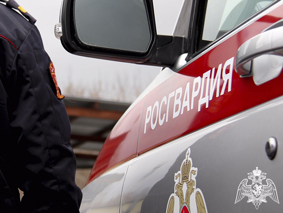 Экс-сотруднику Росгвардии в Москве предъявили обвинение в мошенничестве В Москве бывшему сотруднику Росгвардии предъявлено обвинение в совершении мошеннических действий. Об этом сообщает Telegram-канал «Столичный СК». По информации Следственного комитета, правоохранитель, действуя из корыстных побуждений, обманул иностранного гражданина. Он уведомил мужчину о необходимости проверки миграционных документов и получения средств для дальнейших процедур. После этого злоумышленник потребовал перевести ему 10 тысяч рублей на банковскую карту,…