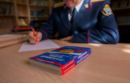 Житель Херсонской области признан виновным в убийстве и краже  Собранные следственным управлением Следственного комитета Российской Федерации по Херсонской области доказательства признаны судом достаточными для вынесения обвинительного приговора 27-летнему жителю Великолепетихского муниципального округа. Он признан виновным в убийстве и краже  ч. 1 ст. 105,  п. «в» ч. 2 ст. 158  УК РФ .  Следствием и судом установлено, что в мае 2024 года обвиняемый, находясь в селе Николаевка Великолепетихского муниципального округа Херсонской области, в ходе конфликта с ранее знакомым пожилым мужчиной нанес последнему пять ударов ножом в область шеи. От полученных телесных повреждений потерпевший скончался на месте преступления. На следующий день фигурант похитил денежные средства из жилого дома потерпевшего в размере 37 тыс. рублей.  Следователями регионального следственного управления назначены и проведены судебные экспертизы, выводы которых в совокупности с иными доказательствами полностью изобличают обвиняемого в совершенных преступлениях. В ходе допроса фигурант признал свою вину, ему избрана мера пресечения в виде заключения под стражу.  С учетом мнения государственного обвинителя прокуратуры Херсонской области мужчина признан виновным в инкриминируемых деяниях и ему назначено наказание в виде десяти лет лишения свободы с отбыванием в исправительной колонии строгого режима.